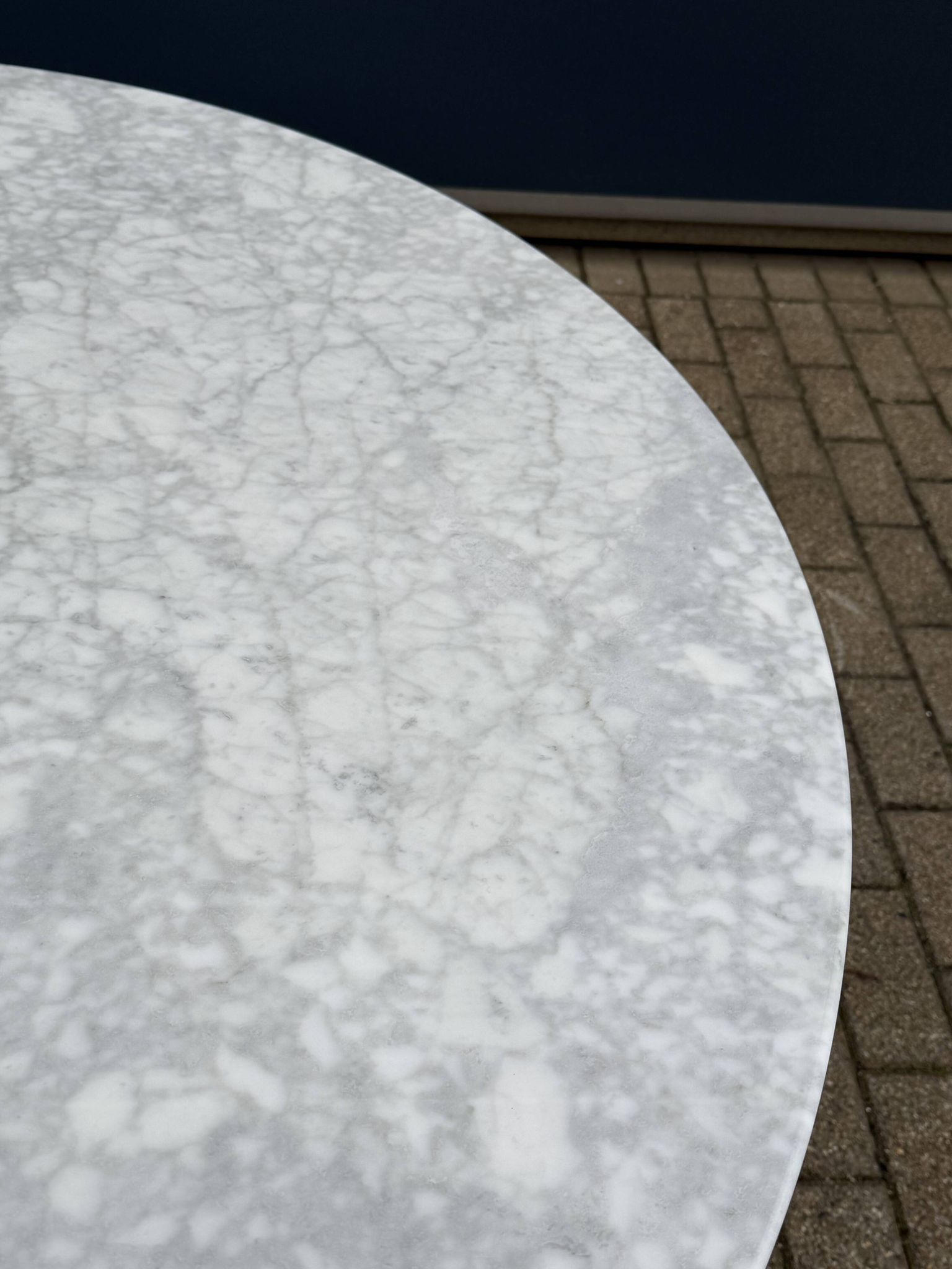 Original round dining table Knoll Tulip (137cm) Carrara