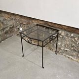 Petite table d'appoint en fer forgé et verre fumé