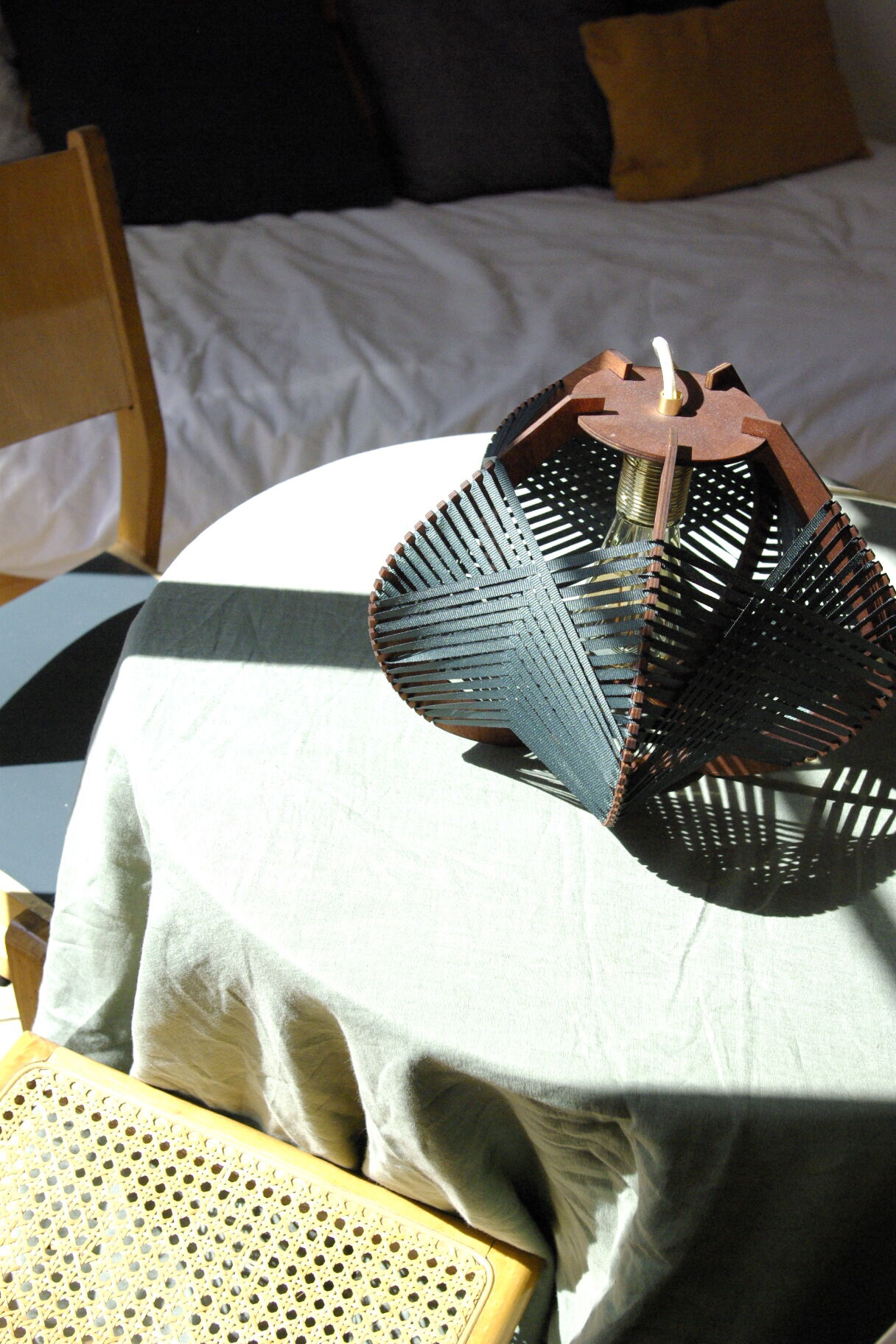 Dark green lamp to put down