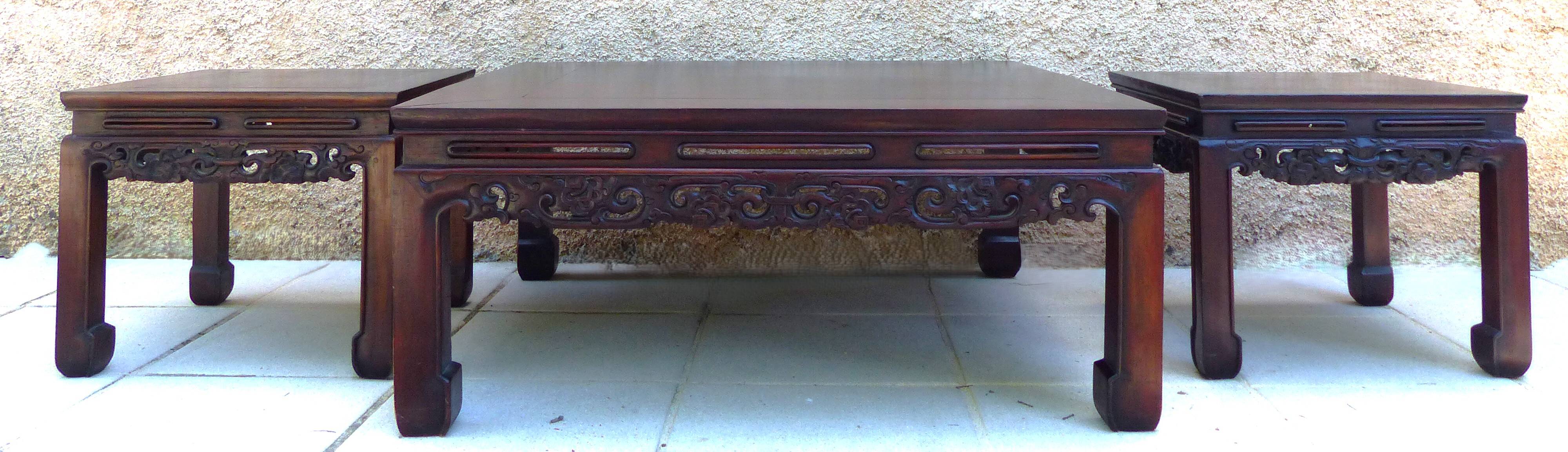 Ensemble de 3 tables en bois massif sculpté – Jakarta 1981 – pièce unique