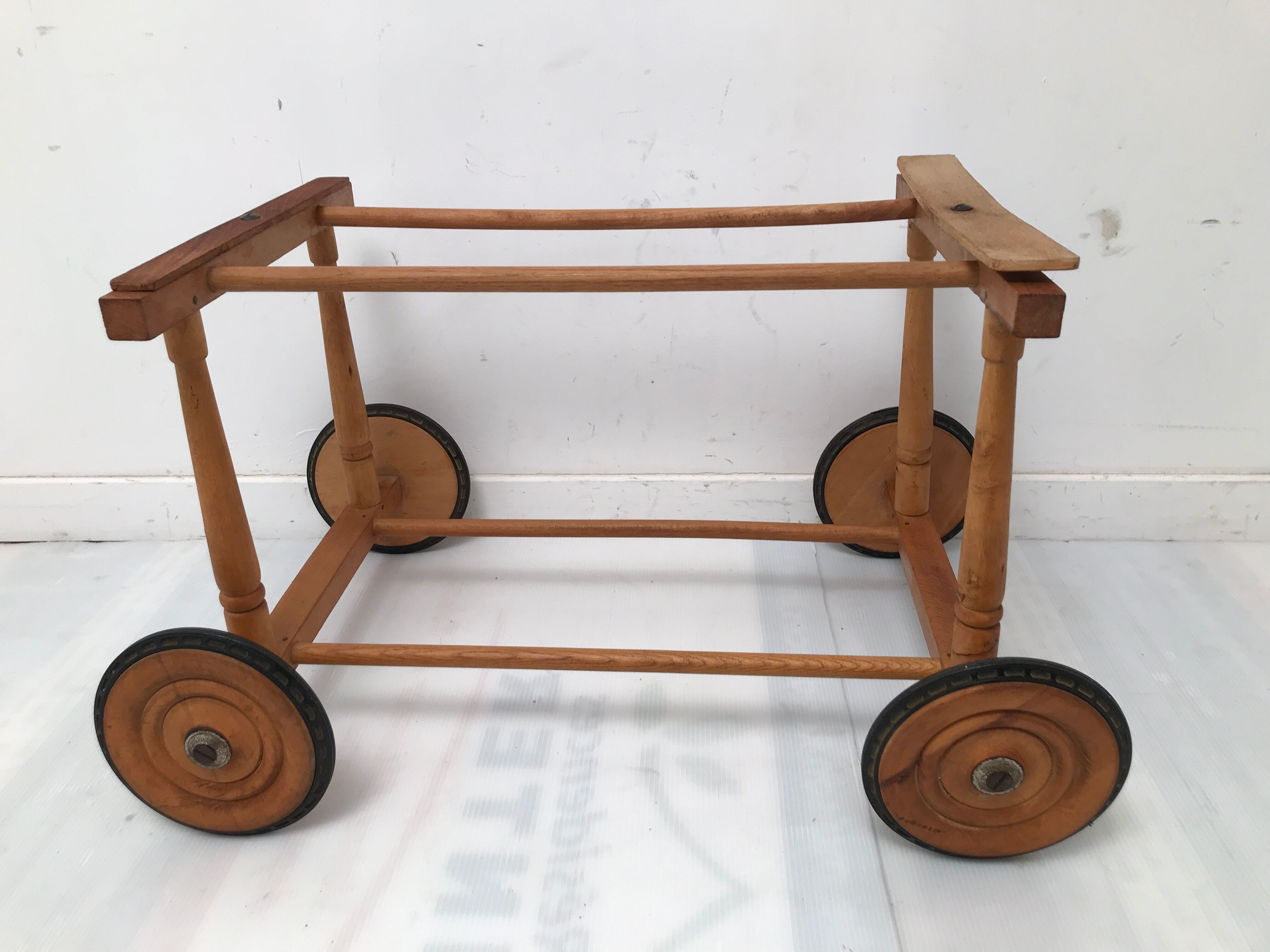 Vintage wicker cradle with 50-60s wheels