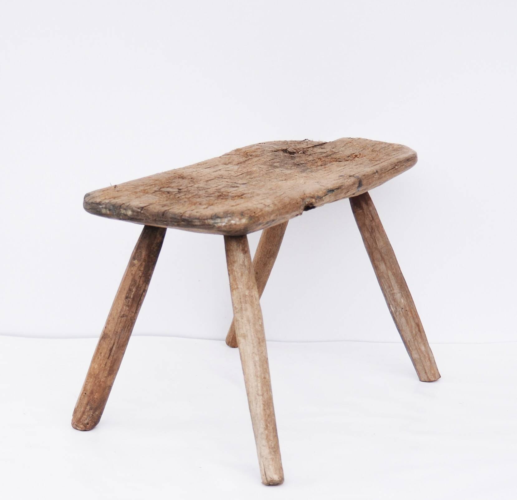 Tabouret de traite rural ancien en hêtre massif