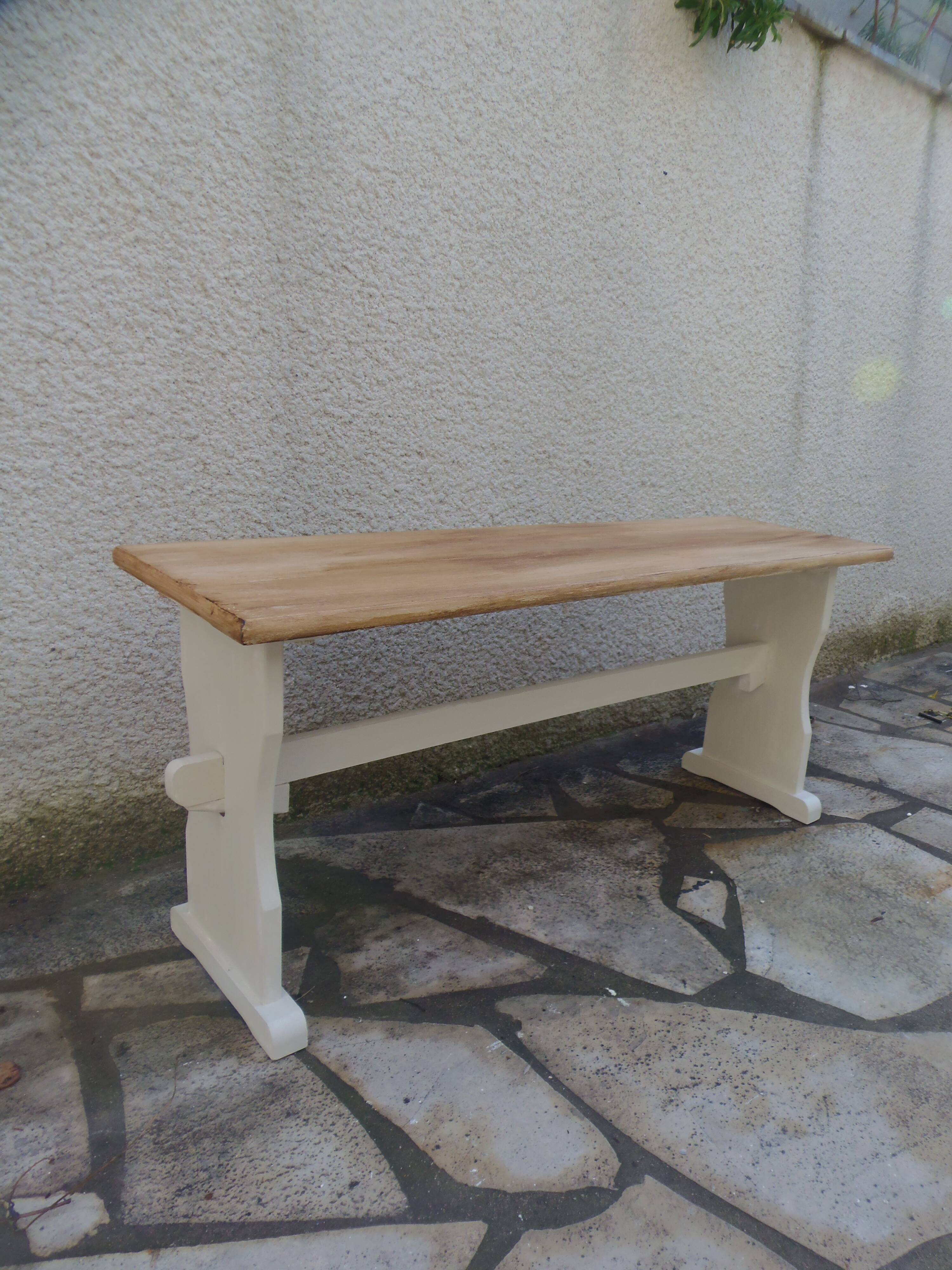 Banc réenchanté en beige, assise bois.