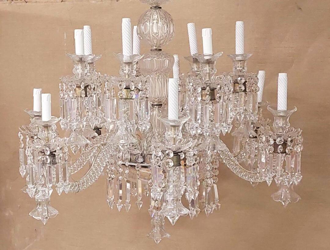 Grand lustre en cristal de France, années 1930/40 dans le style Baccarat Zenith.