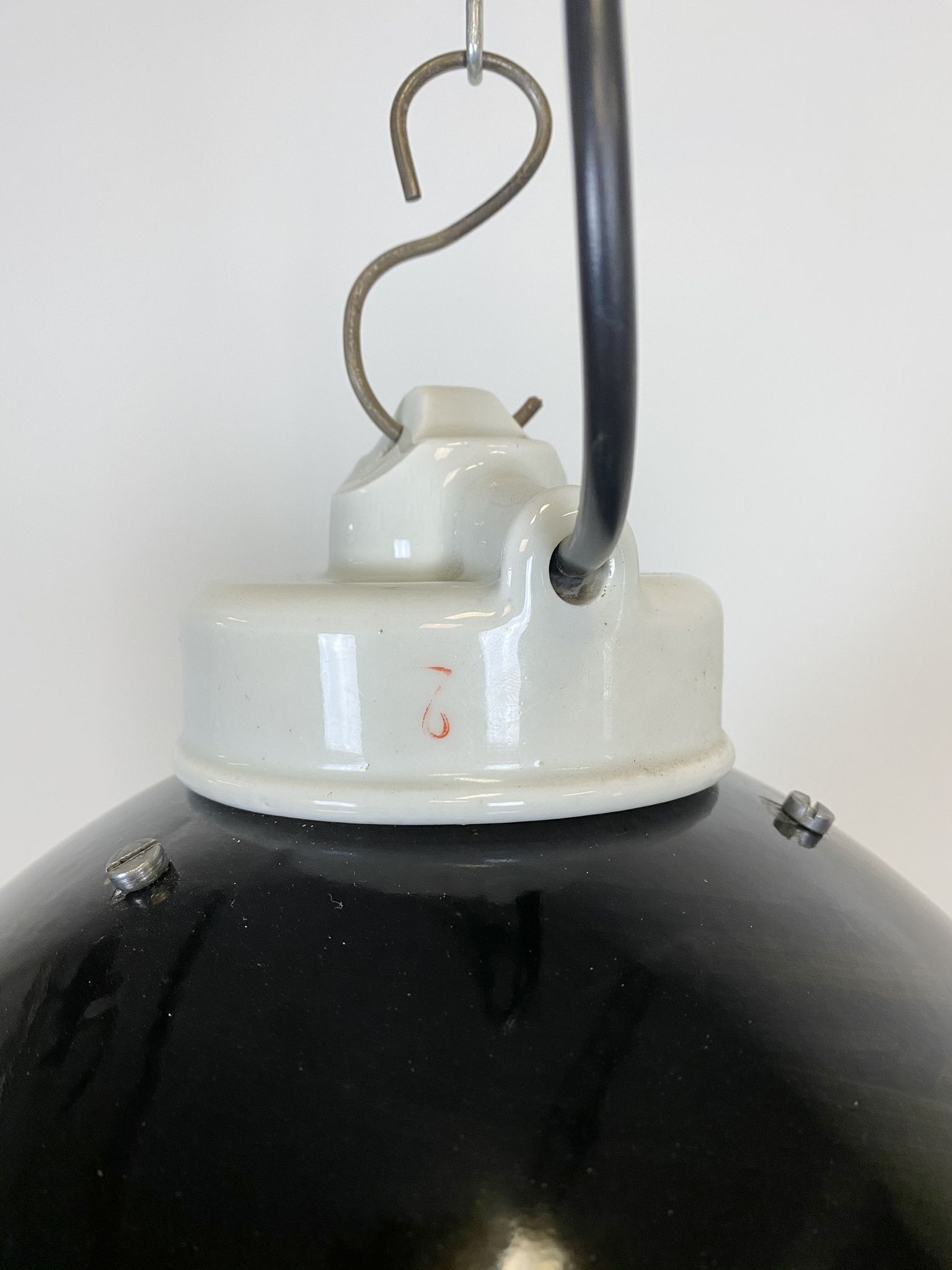 Suspension industrielle en émail noir avec dessus en porcelaine, années 50