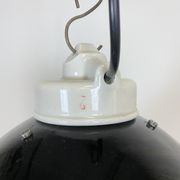 Suspension industrielle en émail noir avec dessus en porcelaine, années 50