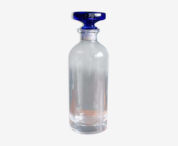 Carafe en verre et bouchon bleu
