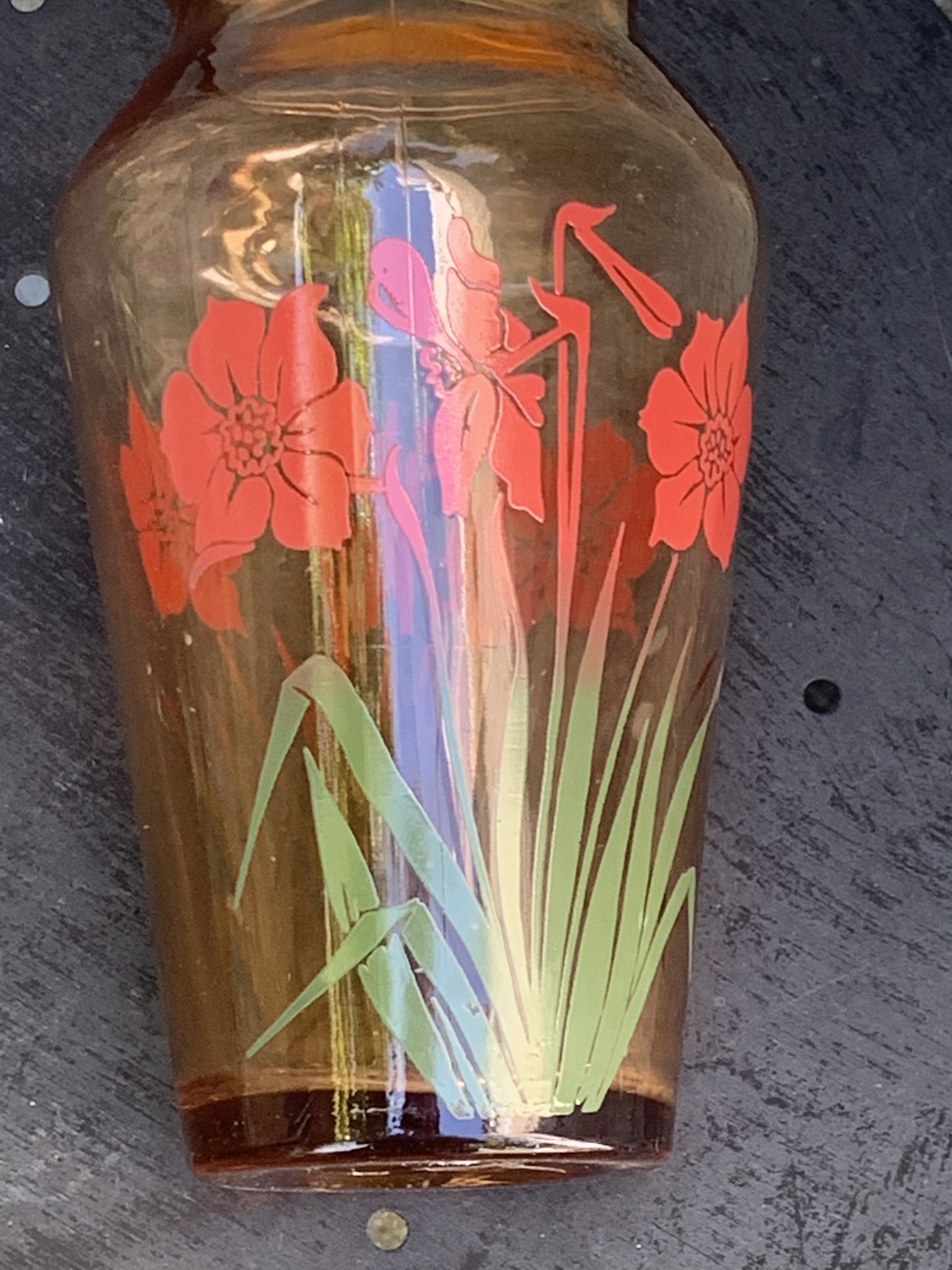 Vase en verre rose à fleurs rouges vintage