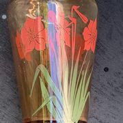Vase en verre rose à fleurs rouges vintage