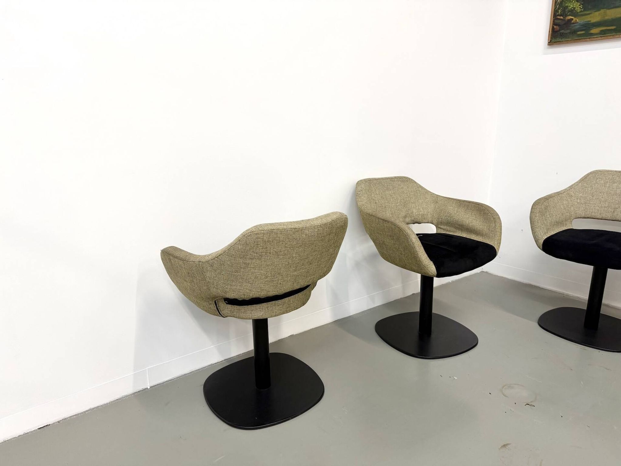 Series of six swivel chairs with organic shell, mottled fabric and base dis