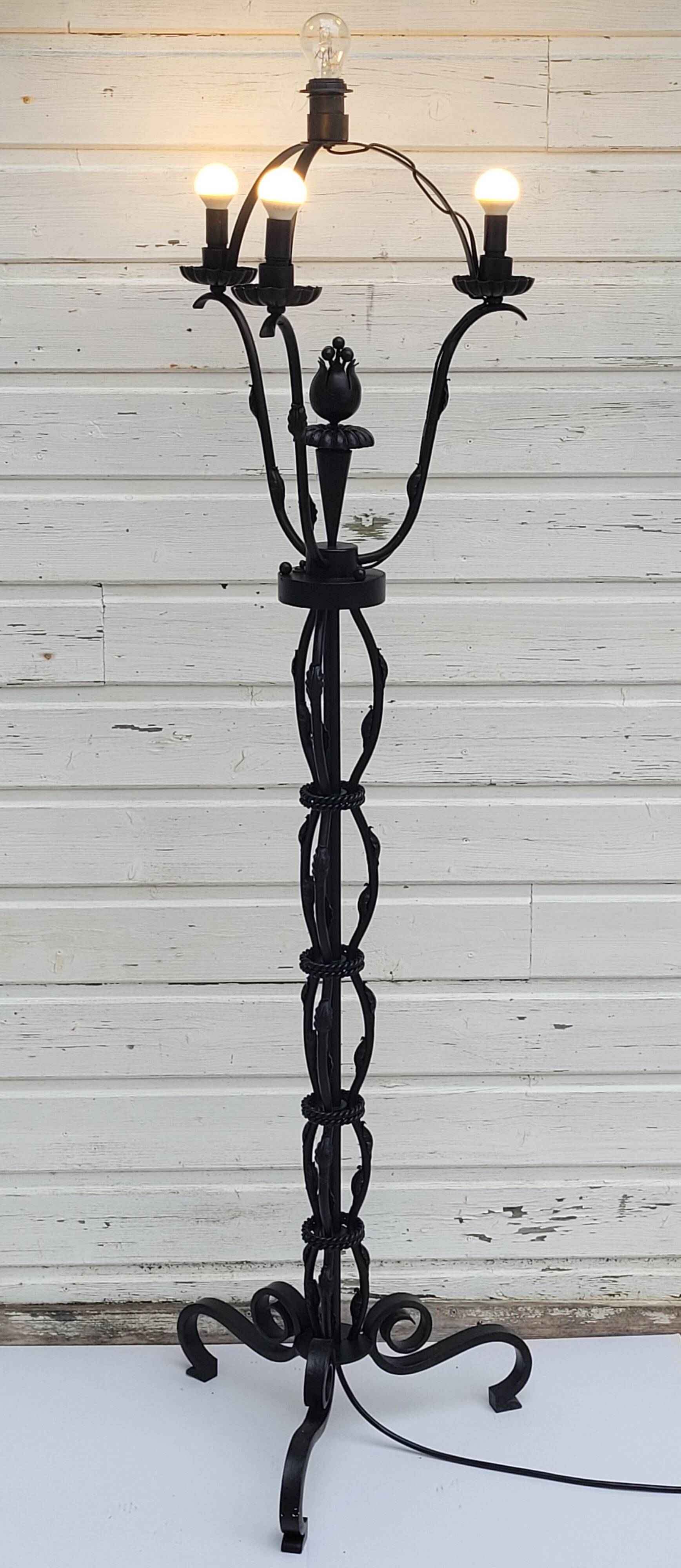 Lampadaire en fer forgé noir attribué a Gilbert Poillerat