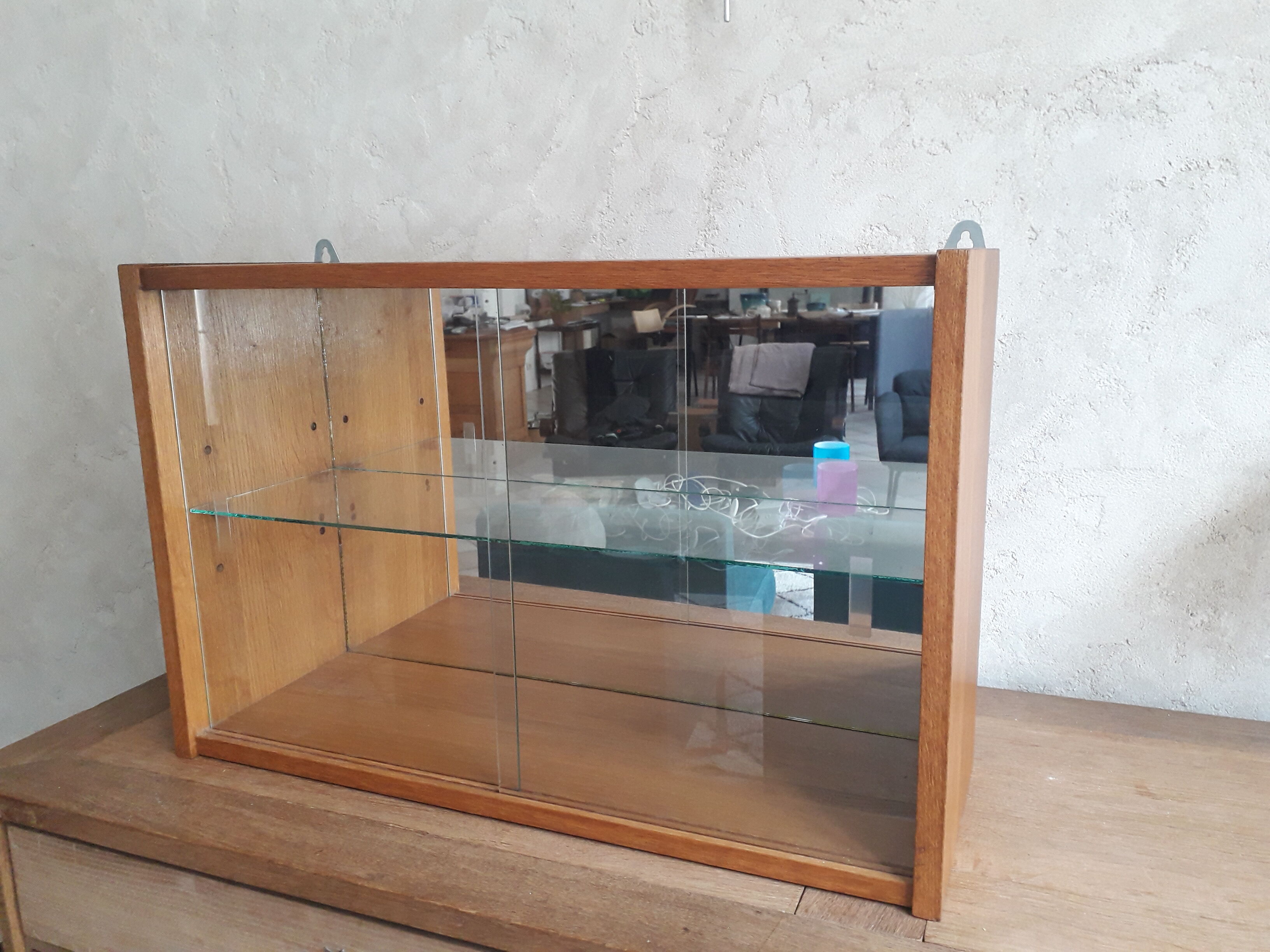 Wall display case in vintage oak veneer