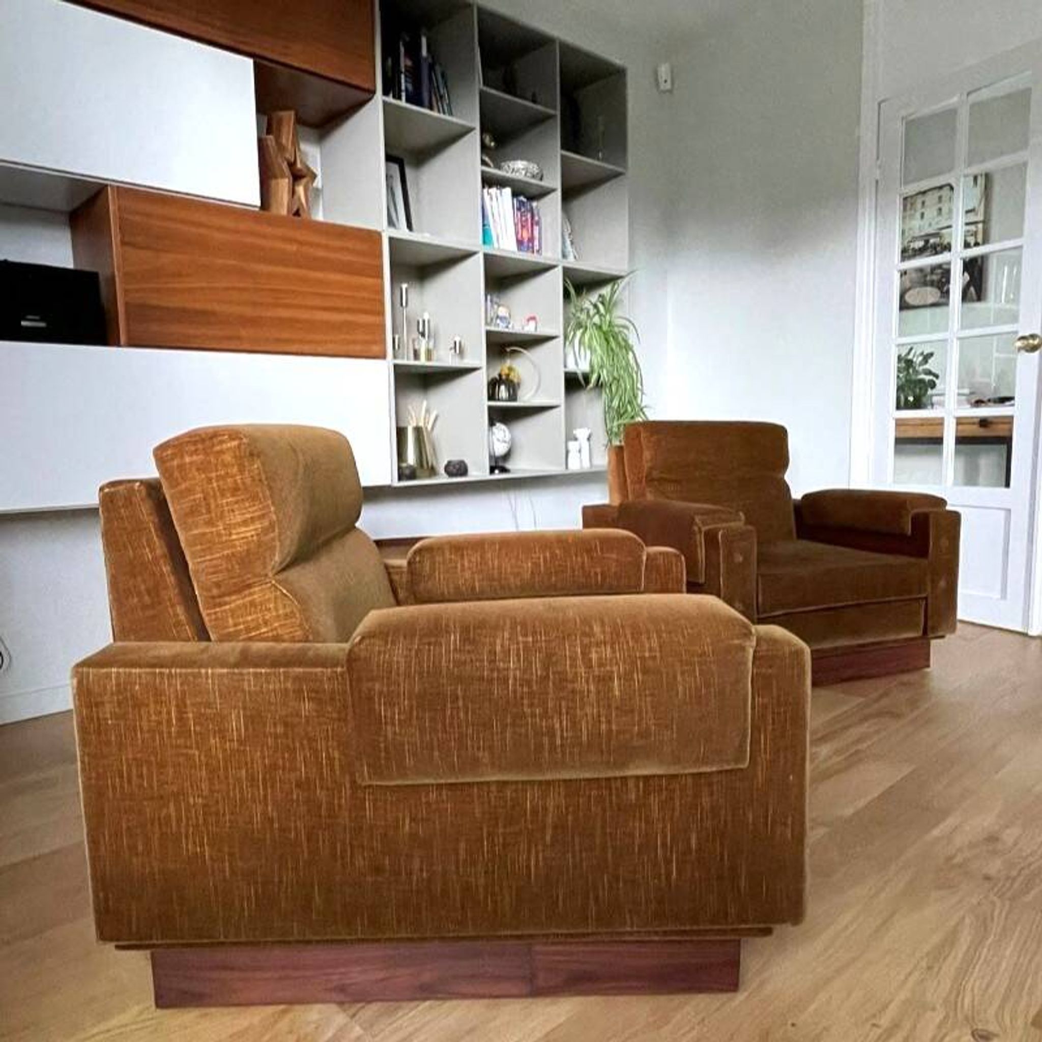 Paire de fauteuils vintage en velours et palissandre