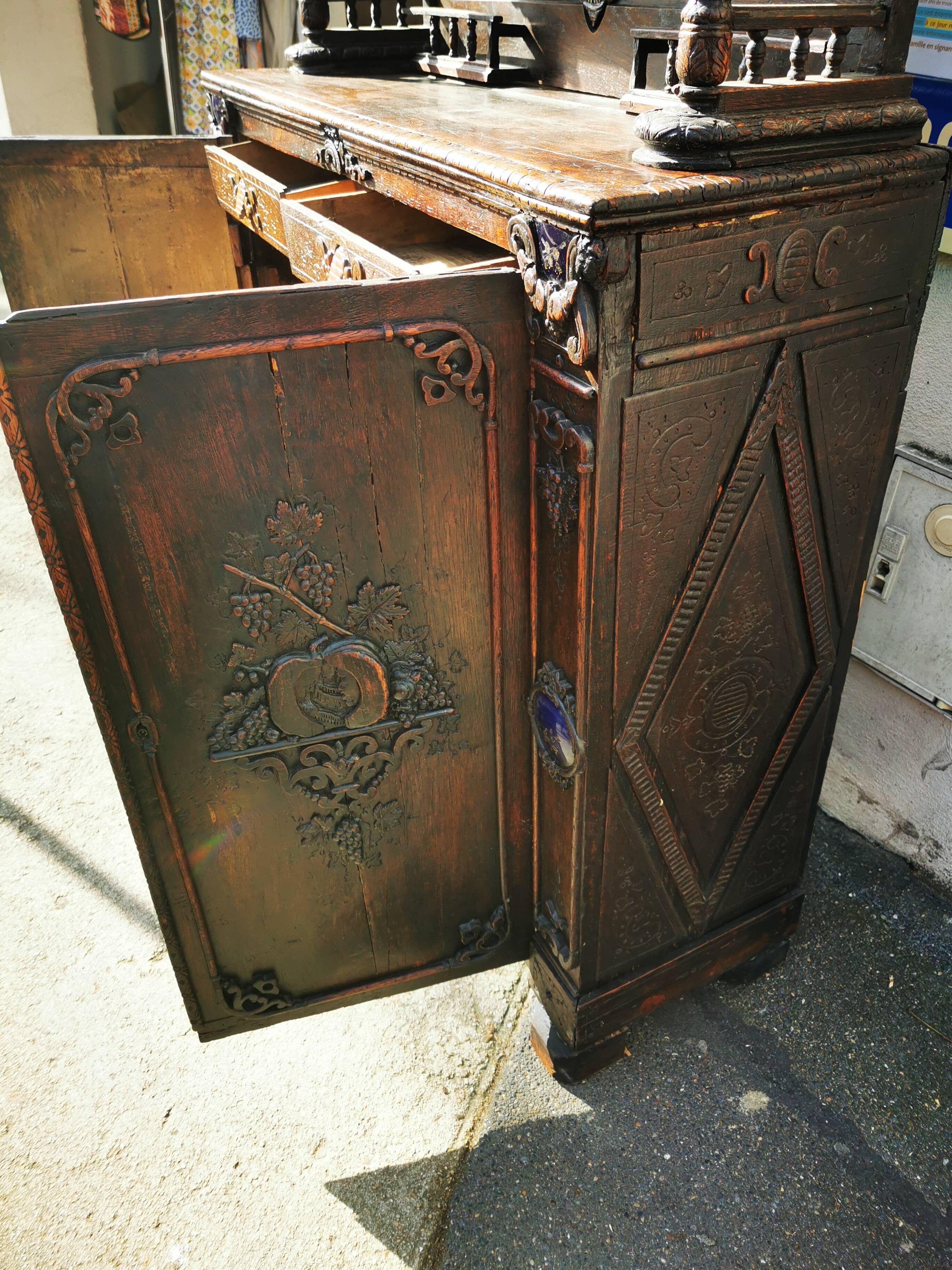 Cabinet / Vaisselier ancien richement sculpté 19éme