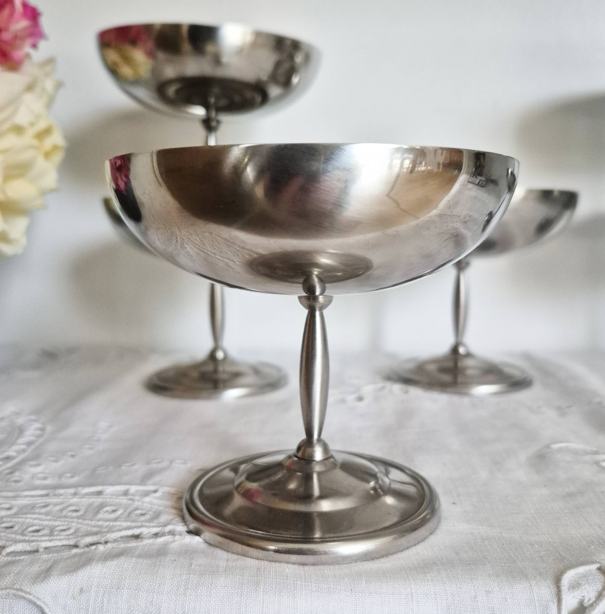 Set of 6 vintage footed ice cream bowls, made of 18/10 stainless steel.