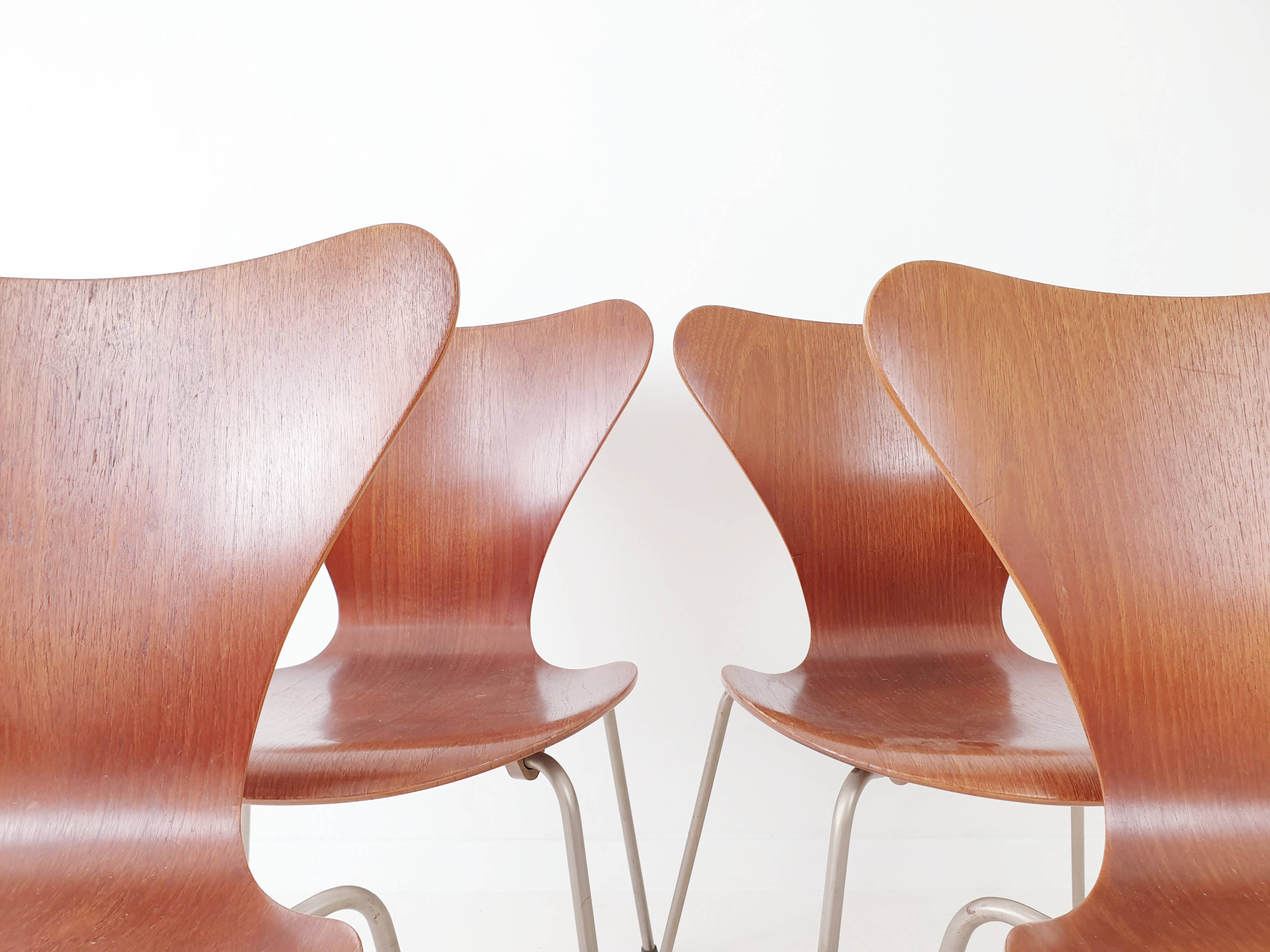 Set of 4 chairs teak by Arne Jacobsen Series 7 3107