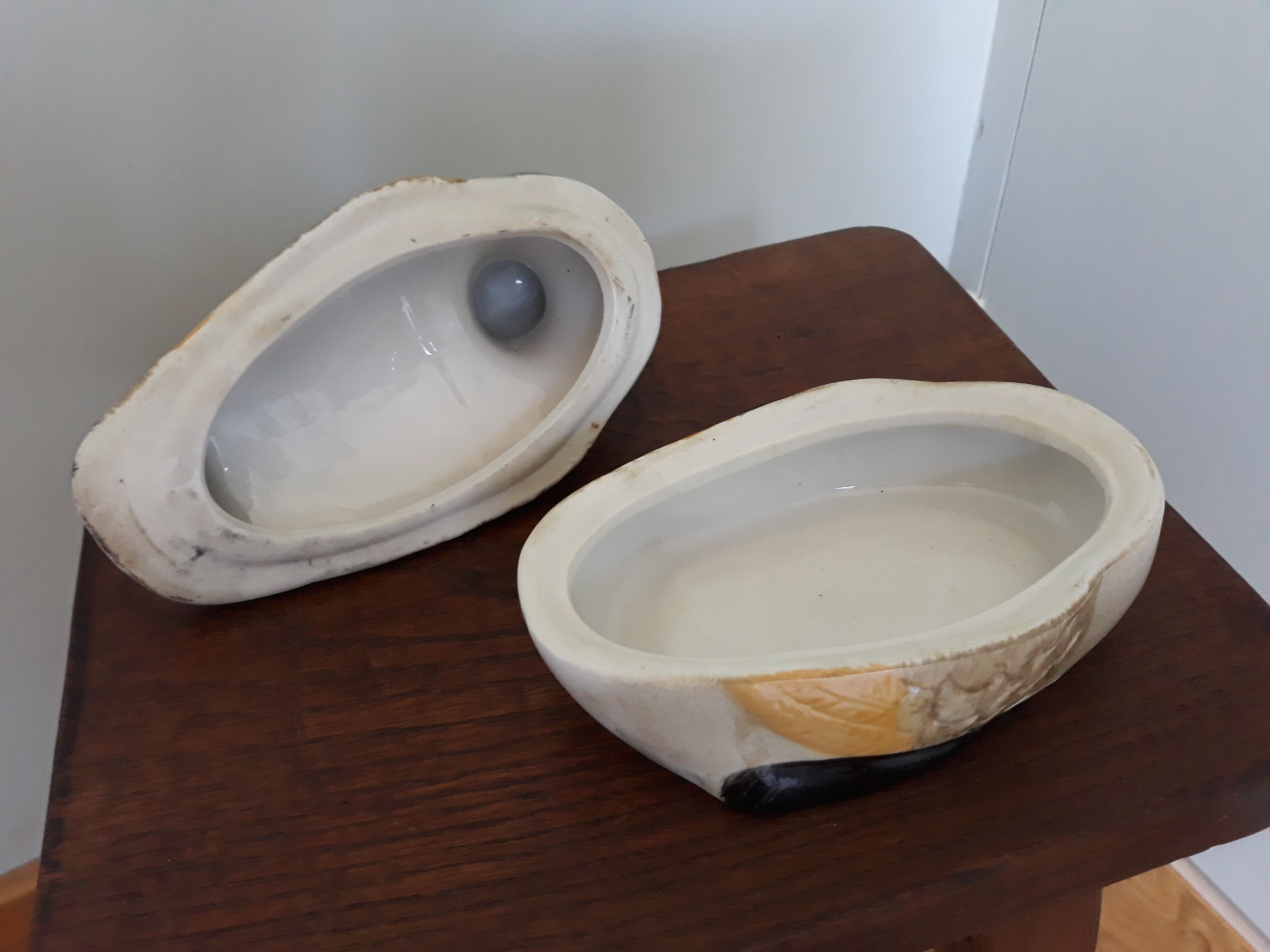 Empty duck box-ceramic pocket marked YR