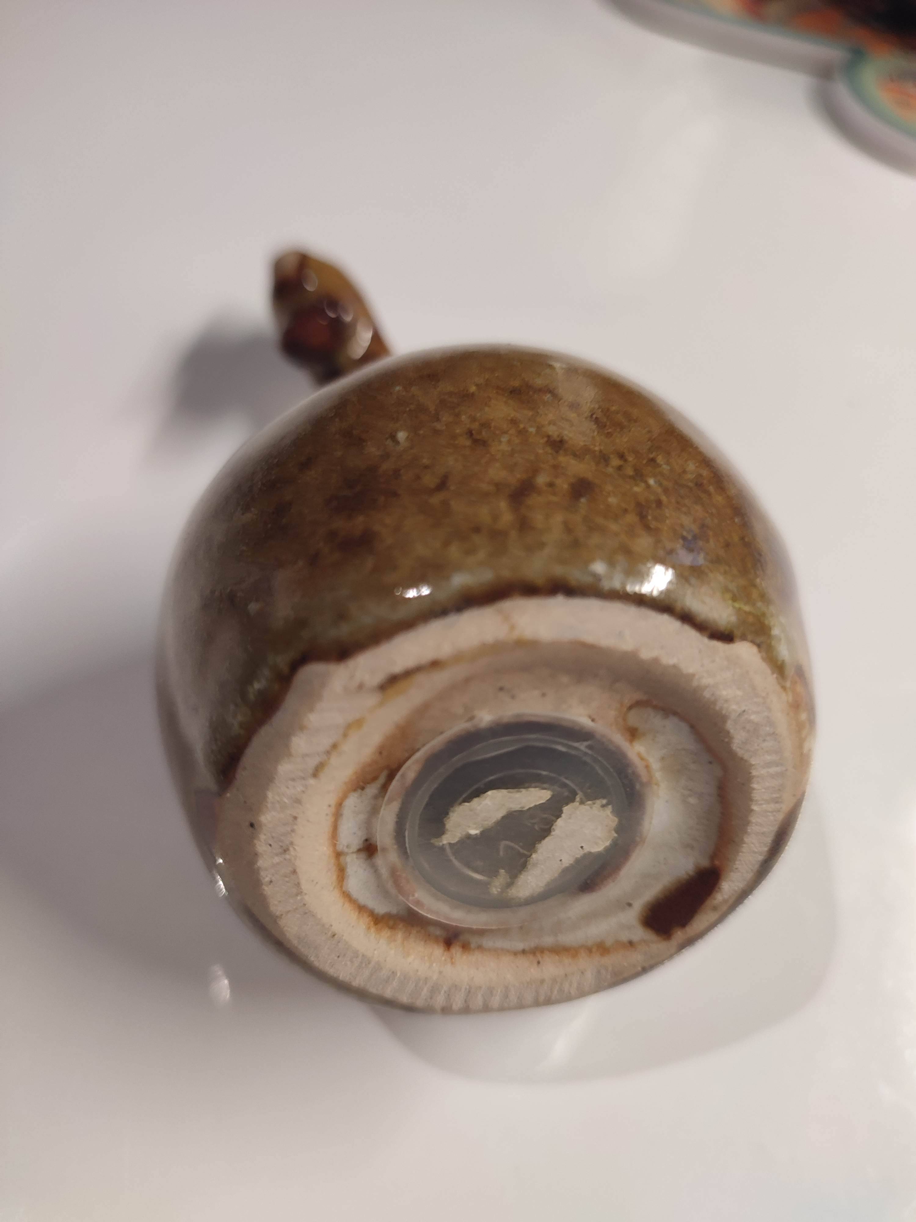 Salière en céramique représentant une petite poule