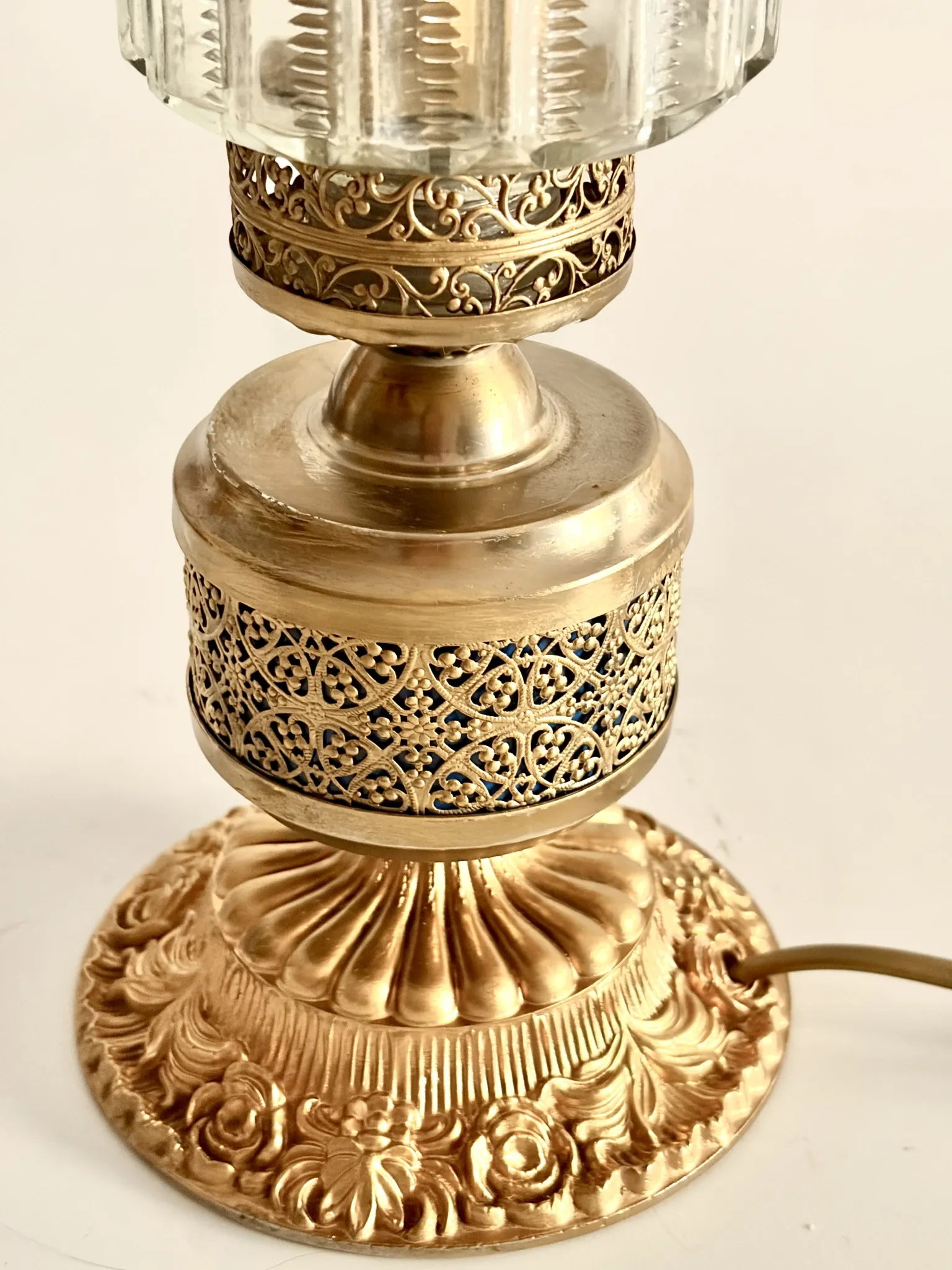 Lampe en bronze et cristal taillé de style victorien
