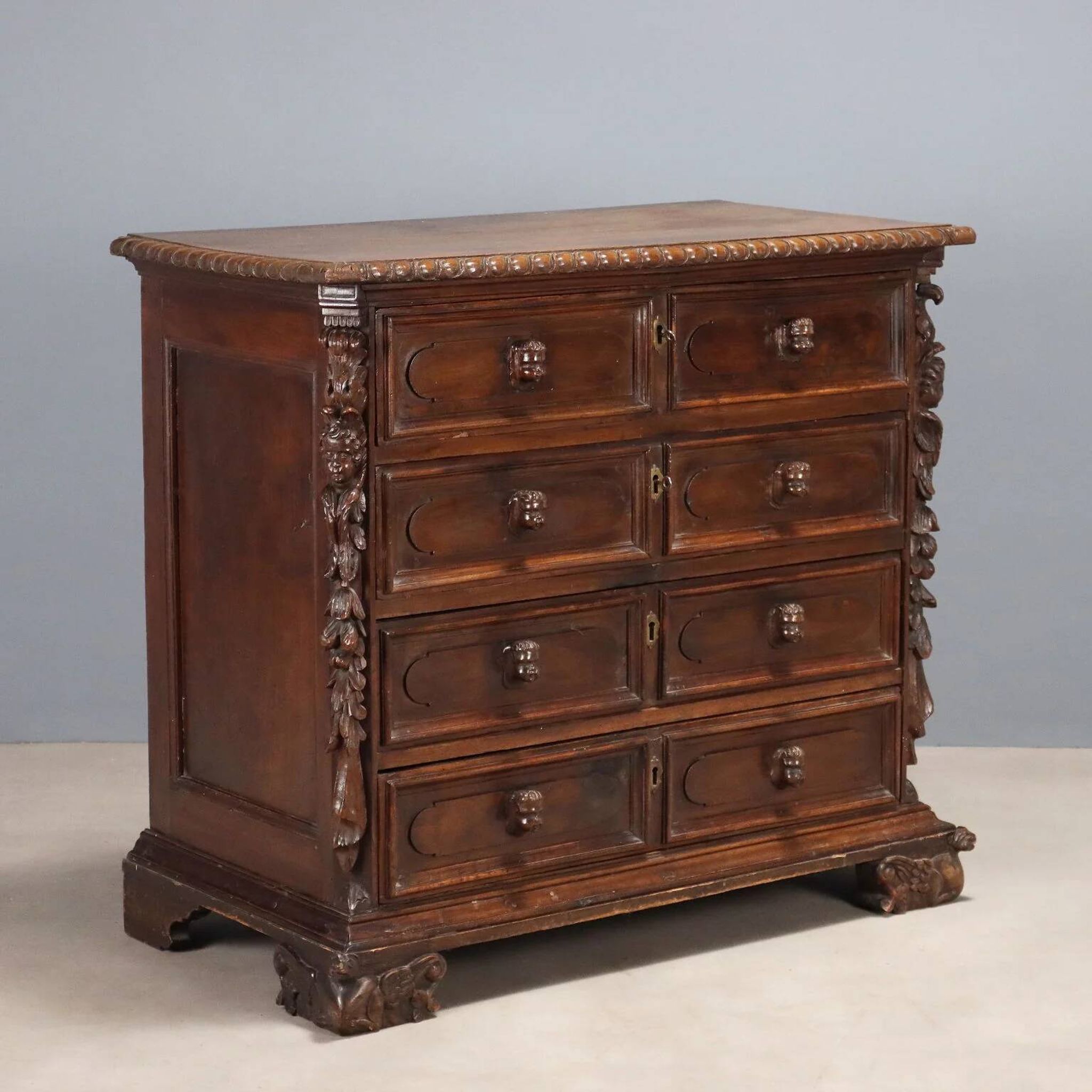 Antique baroque chest of drawers in walnut and poplar, 18th century.