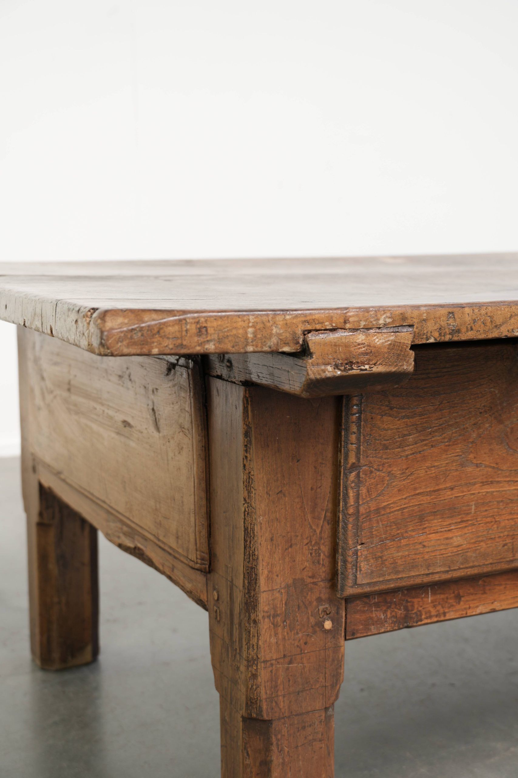 Table basse antique sud-européenne en bois fruitier avec un tiroir.