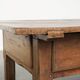 Table basse antique sud-européenne en bois fruitier avec un tiroir.