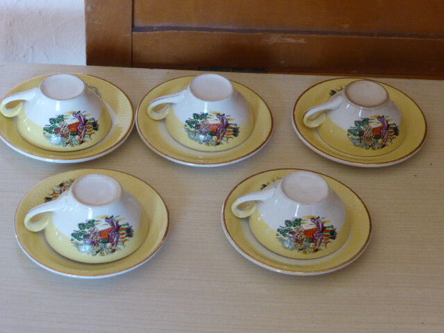 Service a coffee in white and yellow porcelain, vintage Asian decor
