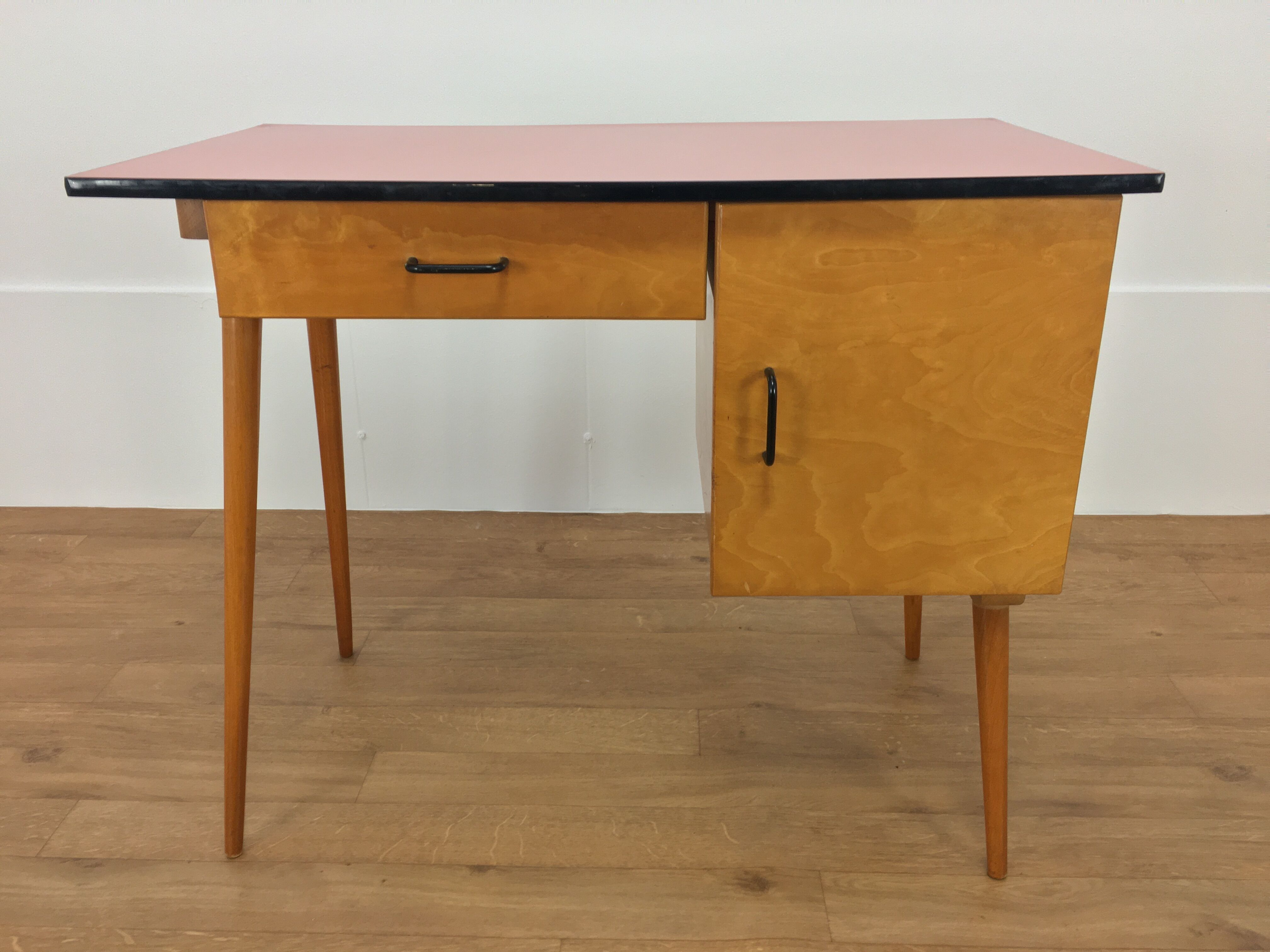 Bureau et chaise Baumann Pégase rouges, pieds compas