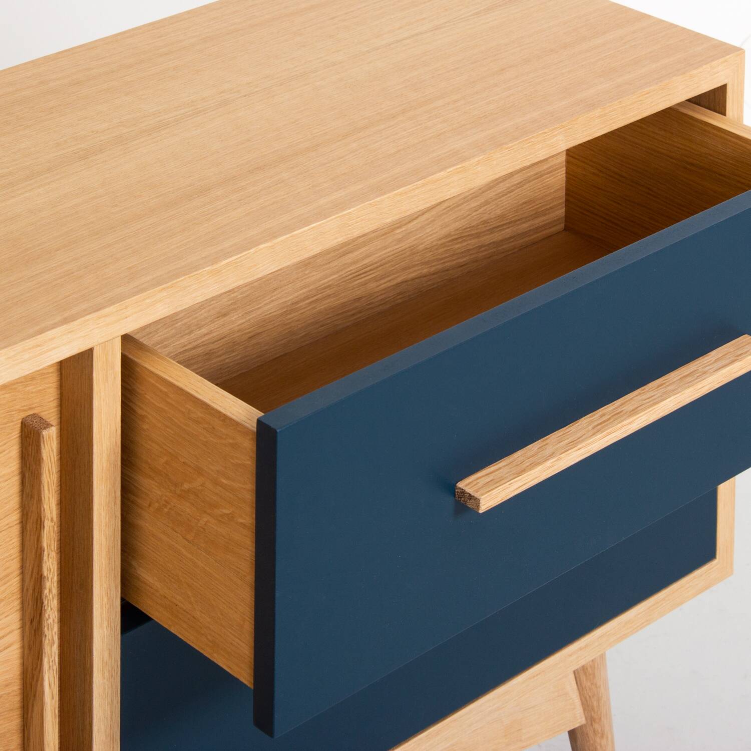 Oak sideboard or TV unit made up of two sliding doors and two drawers