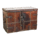 Coffre-fort ancien du XVIIe siècle recouvert de cuir avec la clé d'origine et une excellente patine