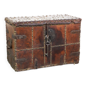 Coffre-fort ancien du XVIIe siècle recouvert de cuir avec la clé d'origine et une excellente patine
