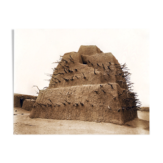 Photographie ancienne d'un mausolée en terre à Tombouctou