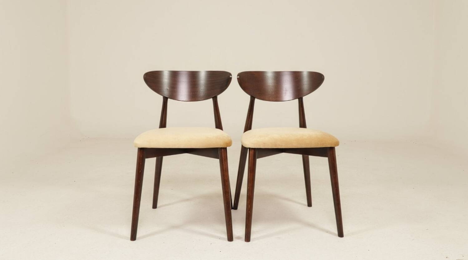 Une paire de chaises scandinaves en velours beige camel.