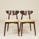 Une paire de chaises scandinaves en velours beige camel.