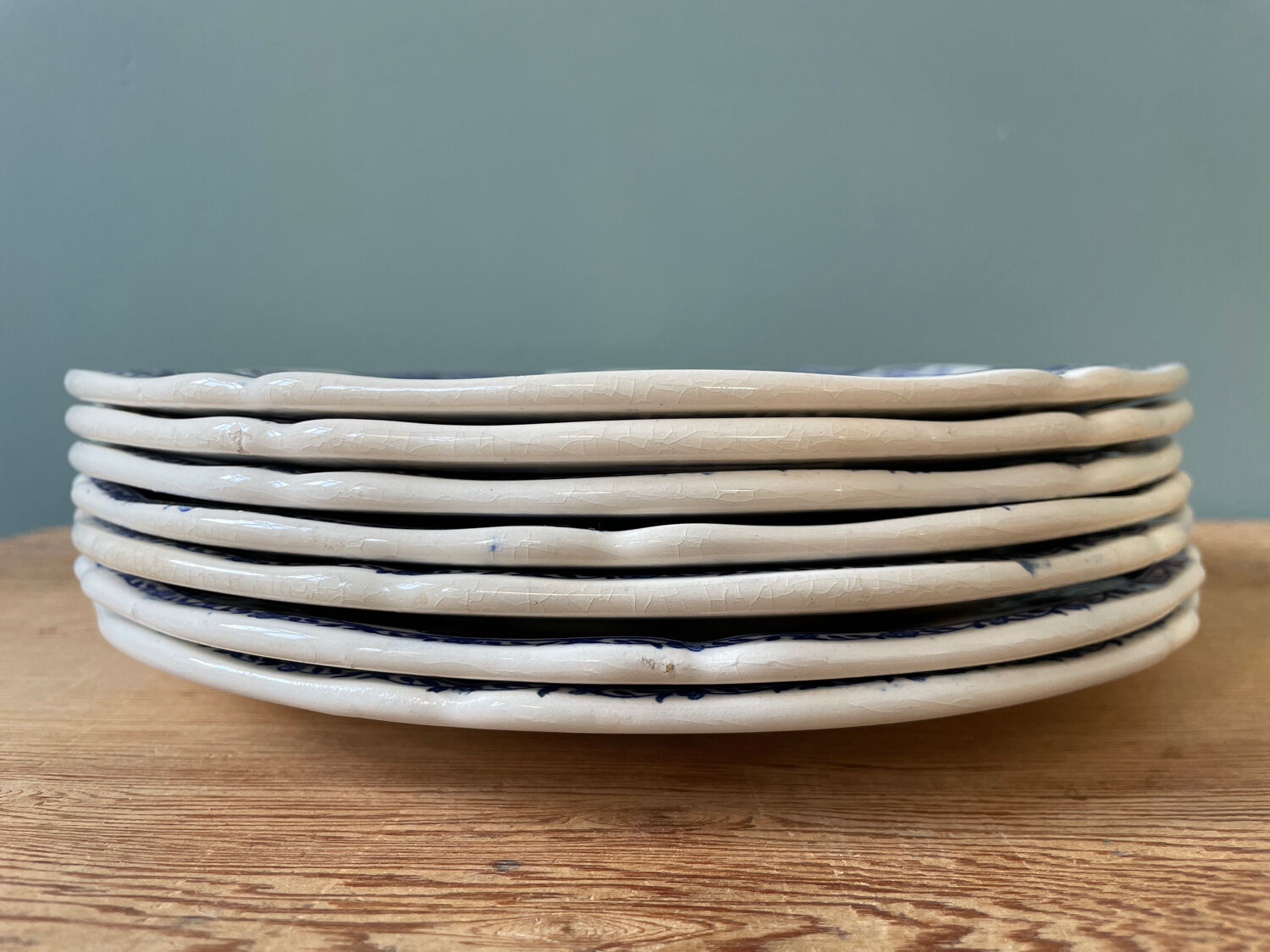 Set of 7 flat plates in Gien earthenware, Delft décor