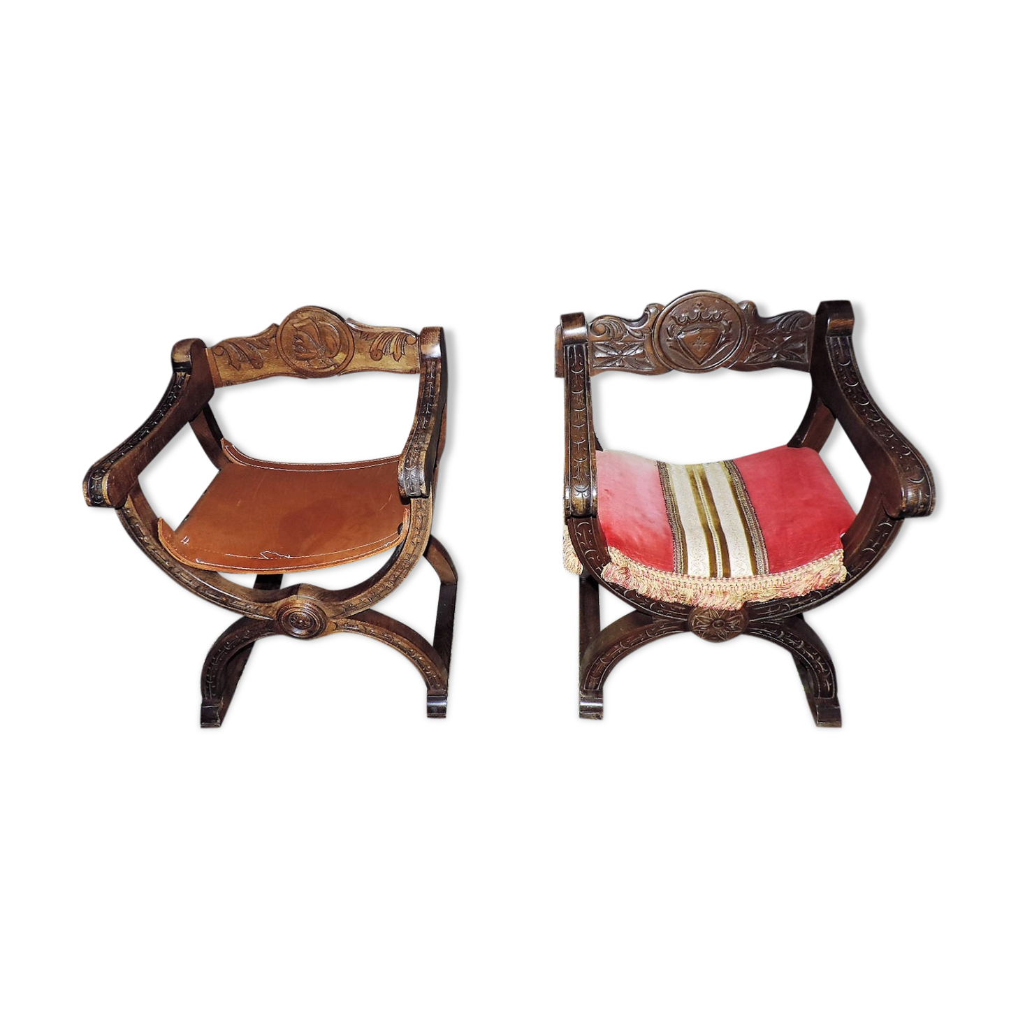 Paire de fauteuils " Dagobert" de style néo gothique