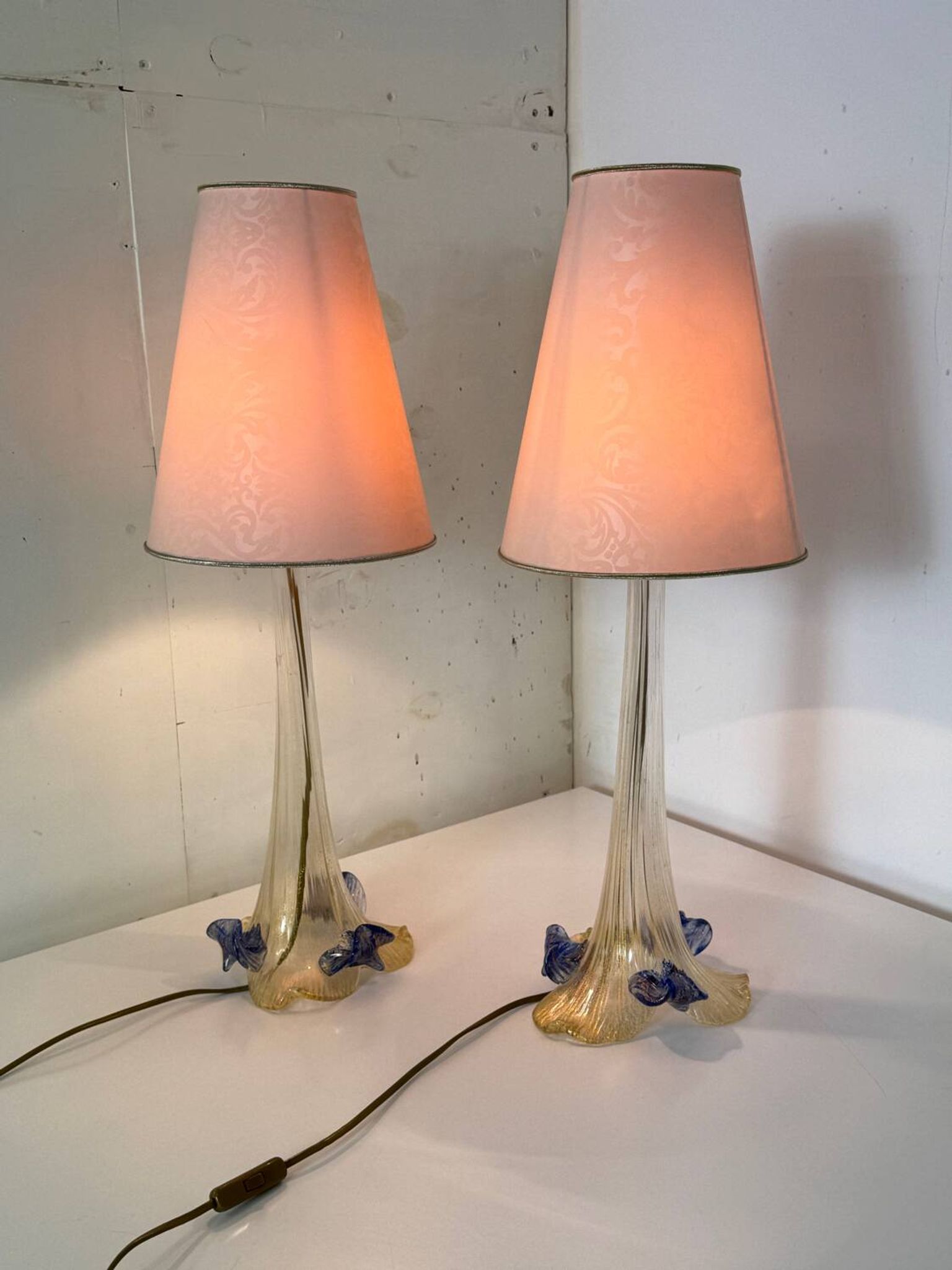 Set of 2 vintage romantic Venetian Italian table lamps in Murano glass.