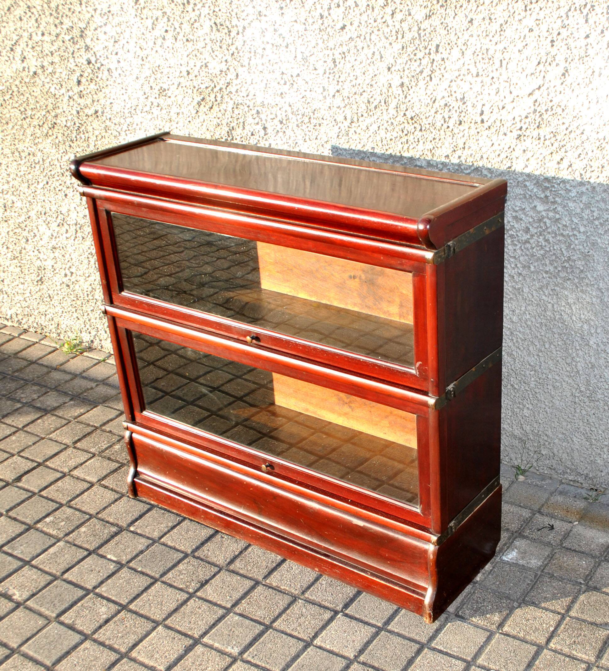 Mahogany glass-fronted bookcase THE GLOBE WERNICKE LONDON 1900, a piece of furniture