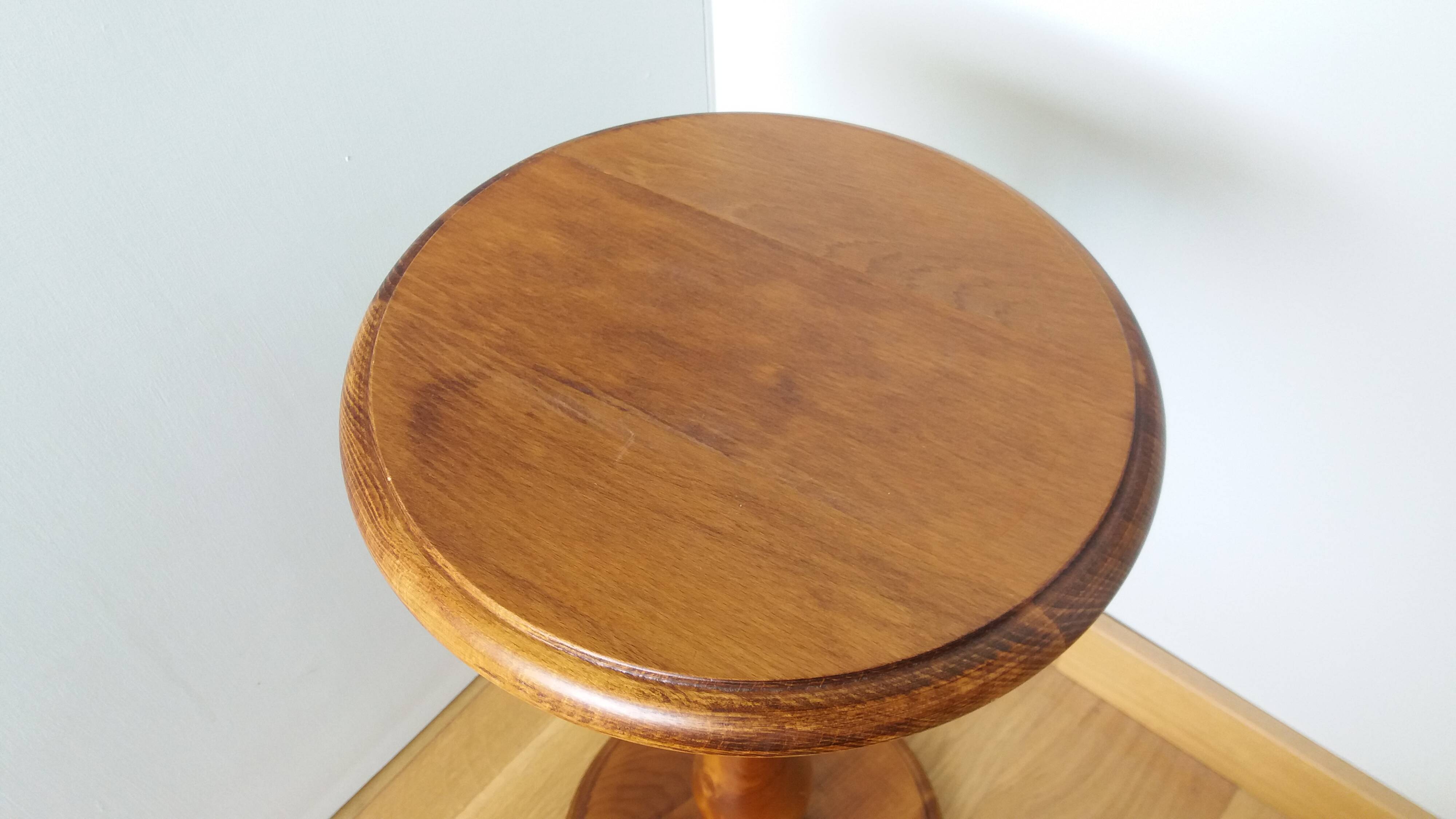 Round pedestal table in solid wood