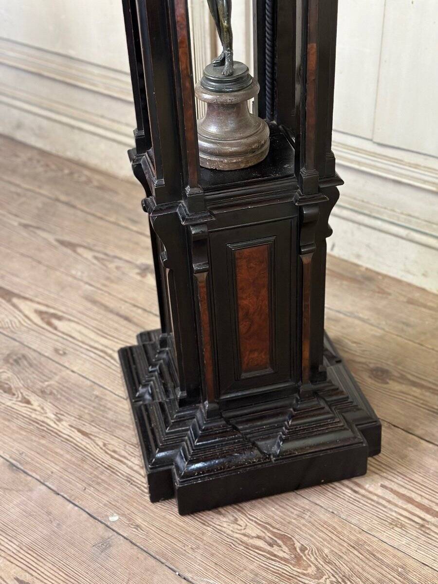 A pedestal table in blackened wood and burl veneer, superb assembly of moldings circa 1880