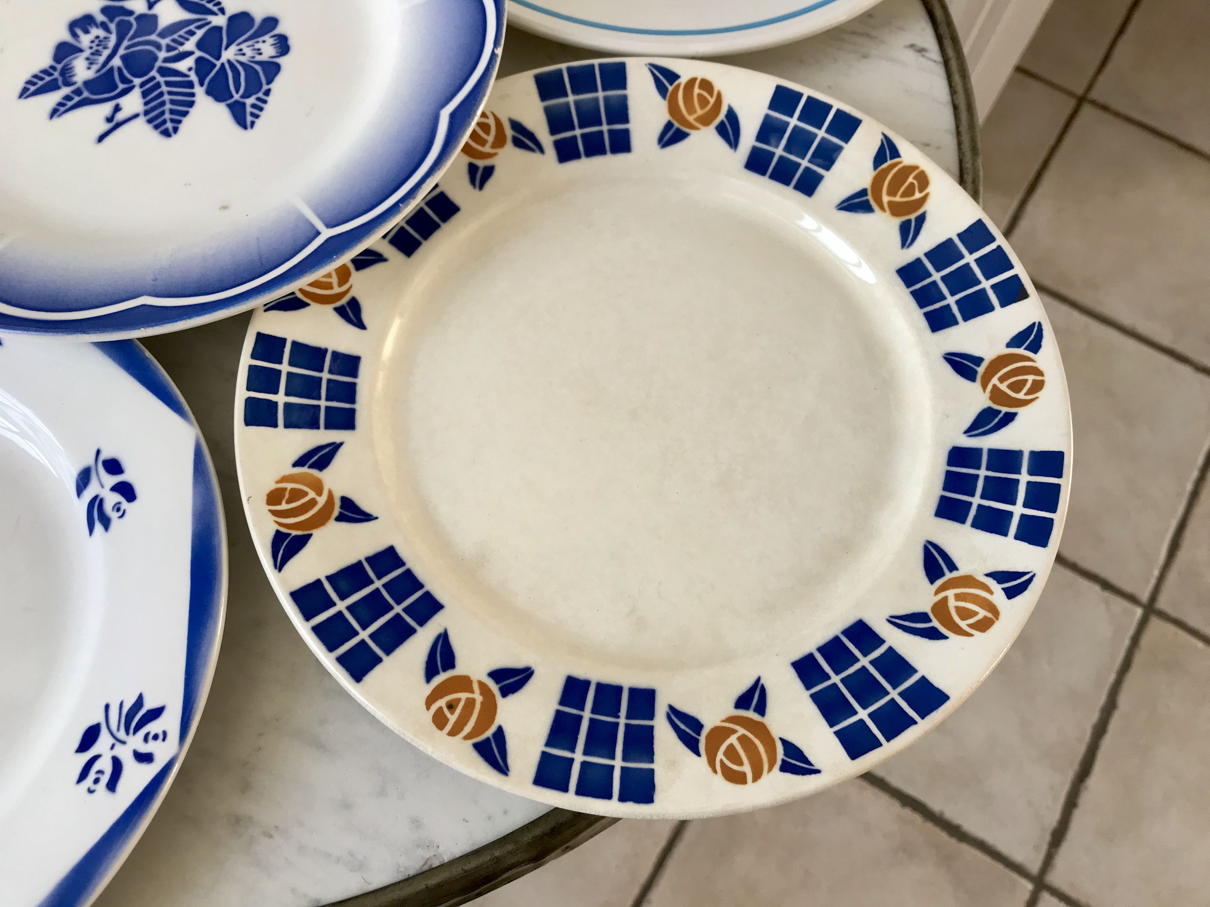 Set of 6 flat plates mismatched Digoin Sarreguemines