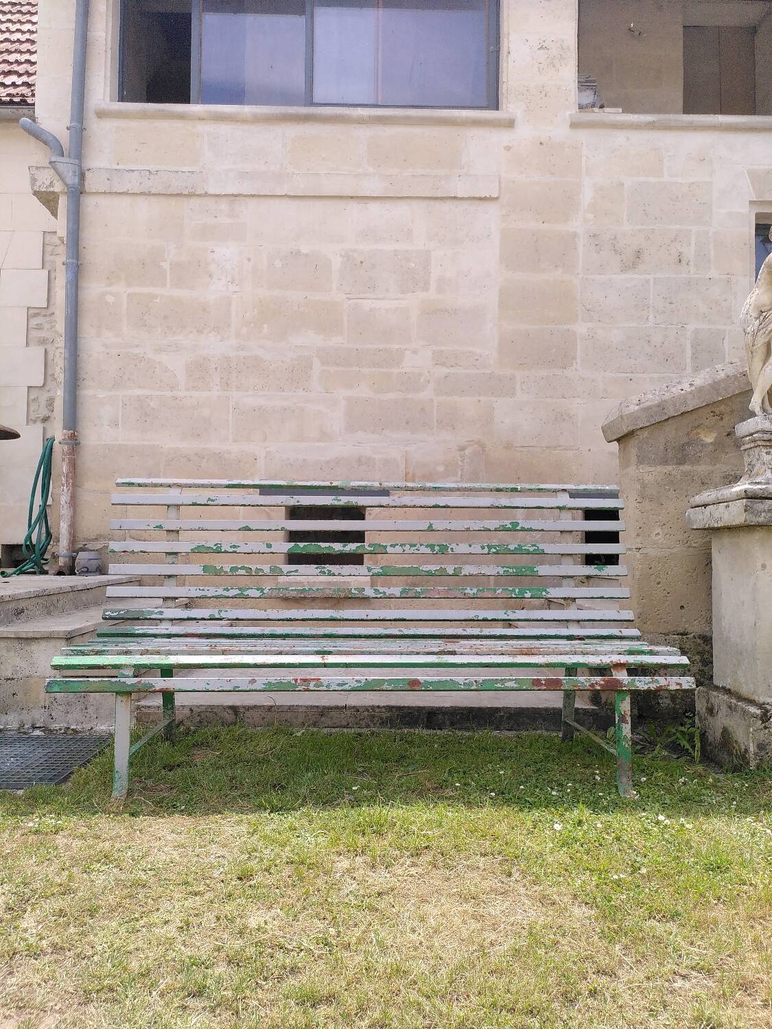 Ancien banc de jardin en métal