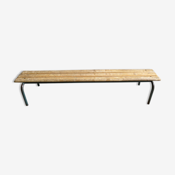 Vintage wood kindergarten bench and tubular structure in Long lacquered metal. 160 m / High. 29 cm