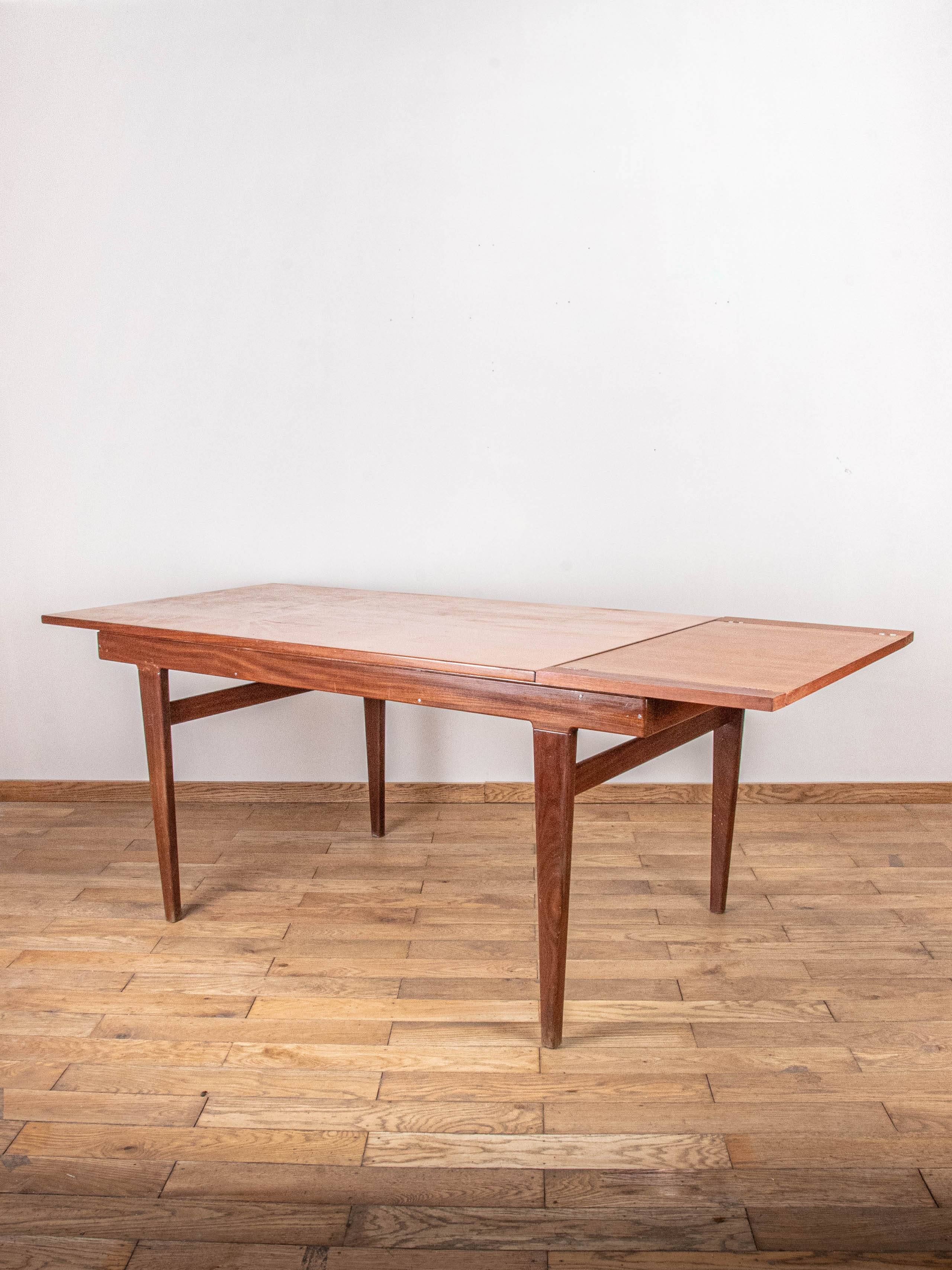 Scandinavian extendable table