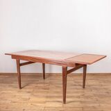 Scandinavian extendable table