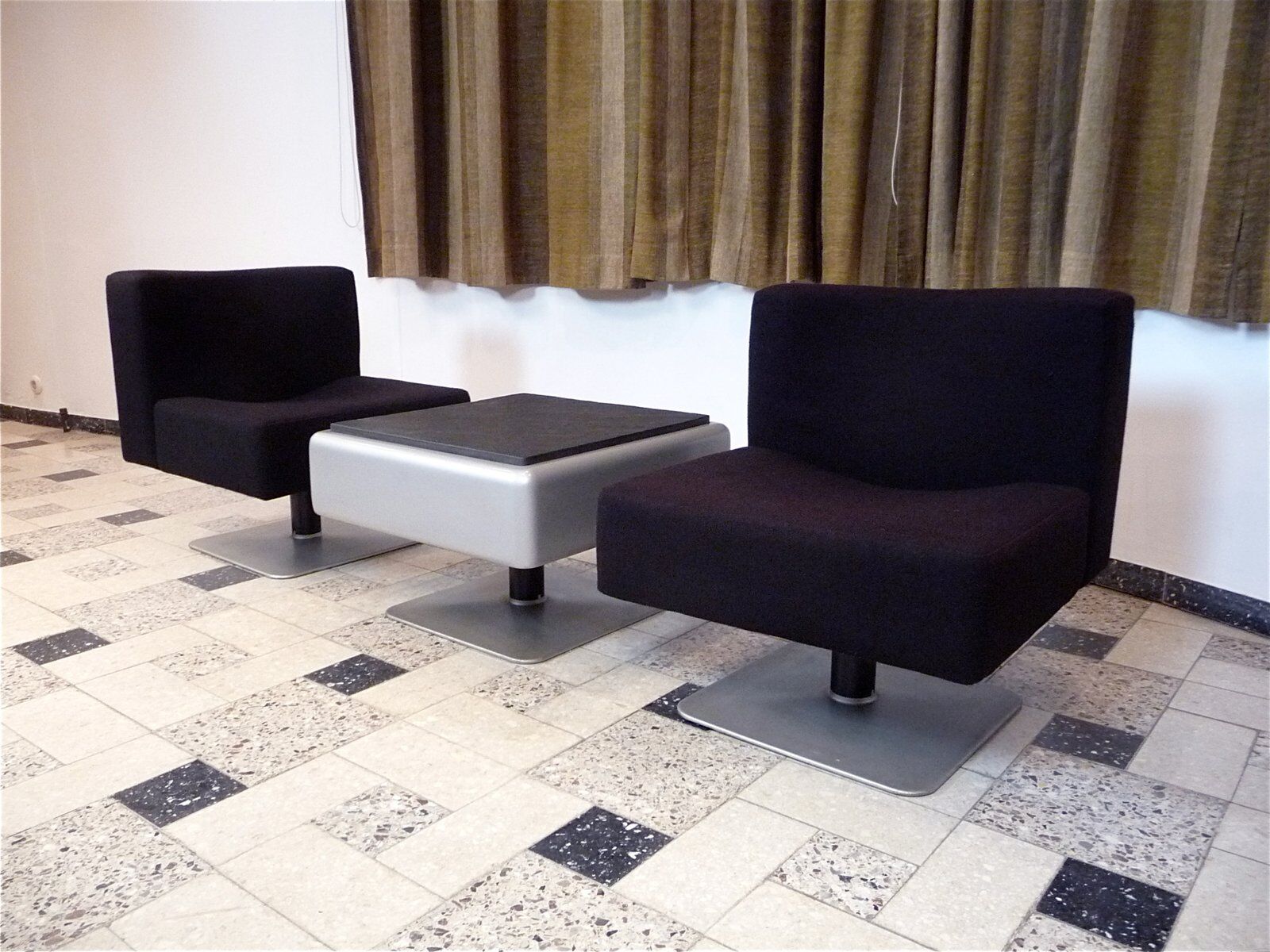 Chaises longues System 350 et table d'appoint par Herbert Hirche pour Mauser, 1974, ensemble de 3