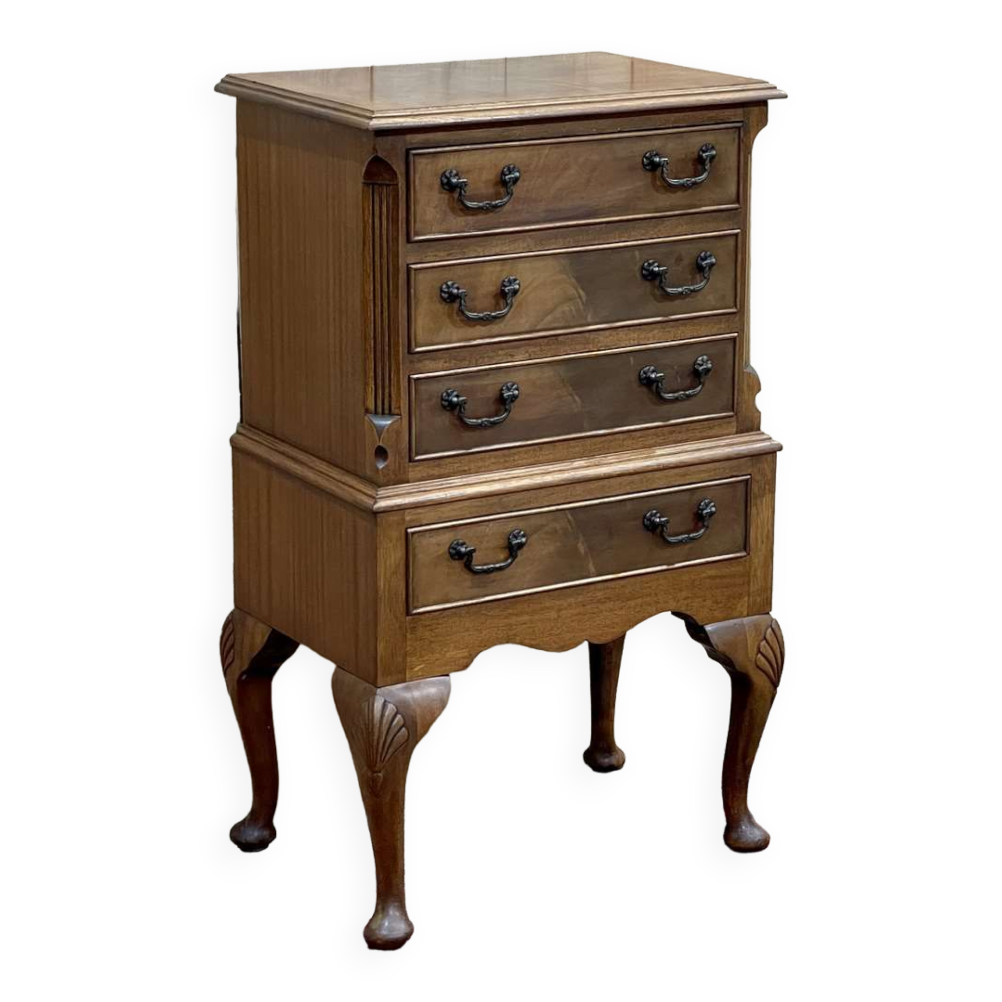 Small English mahogany chest of drawers from the 50s