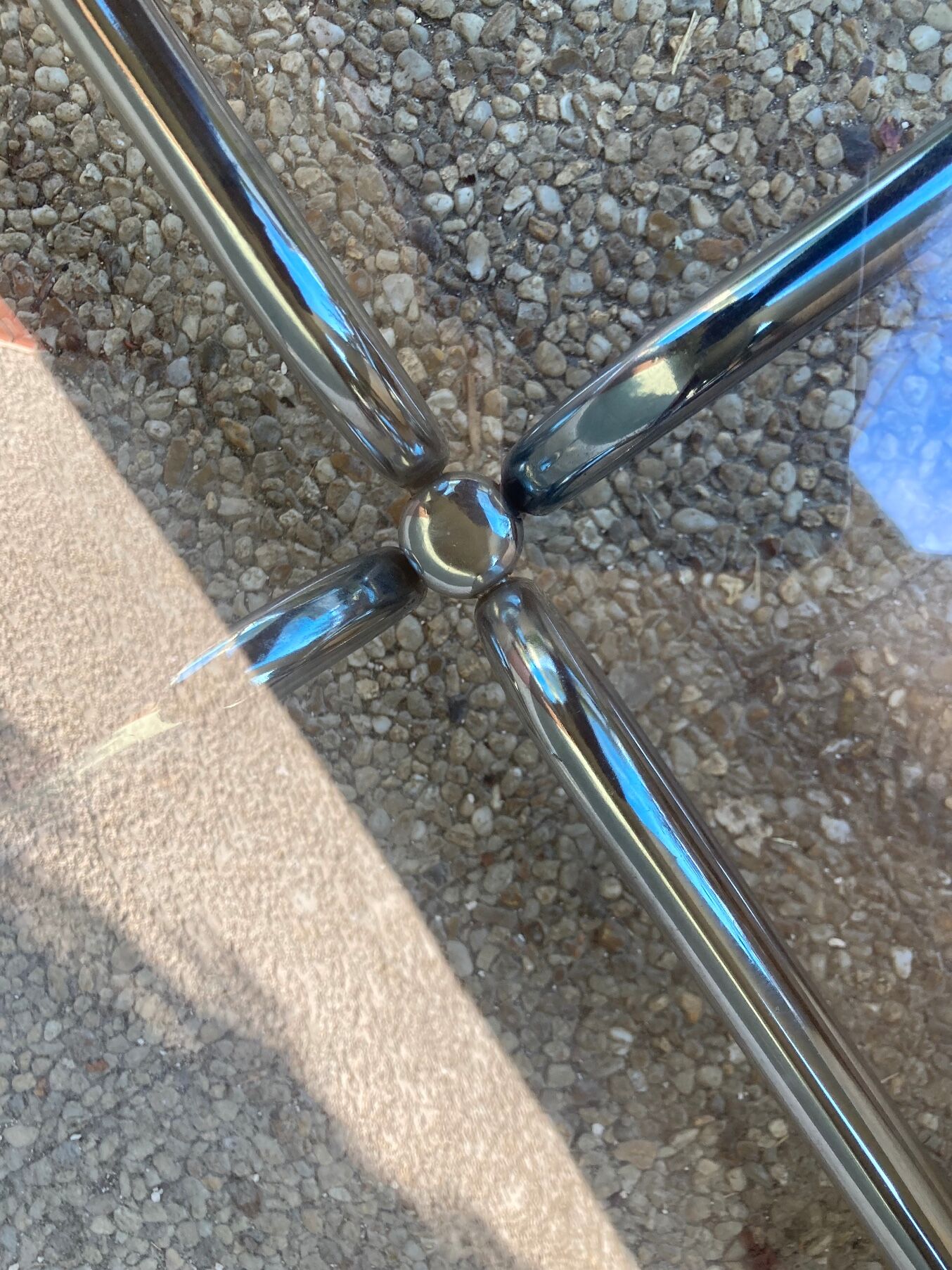 Table basse vintage en verre fumé et chrome