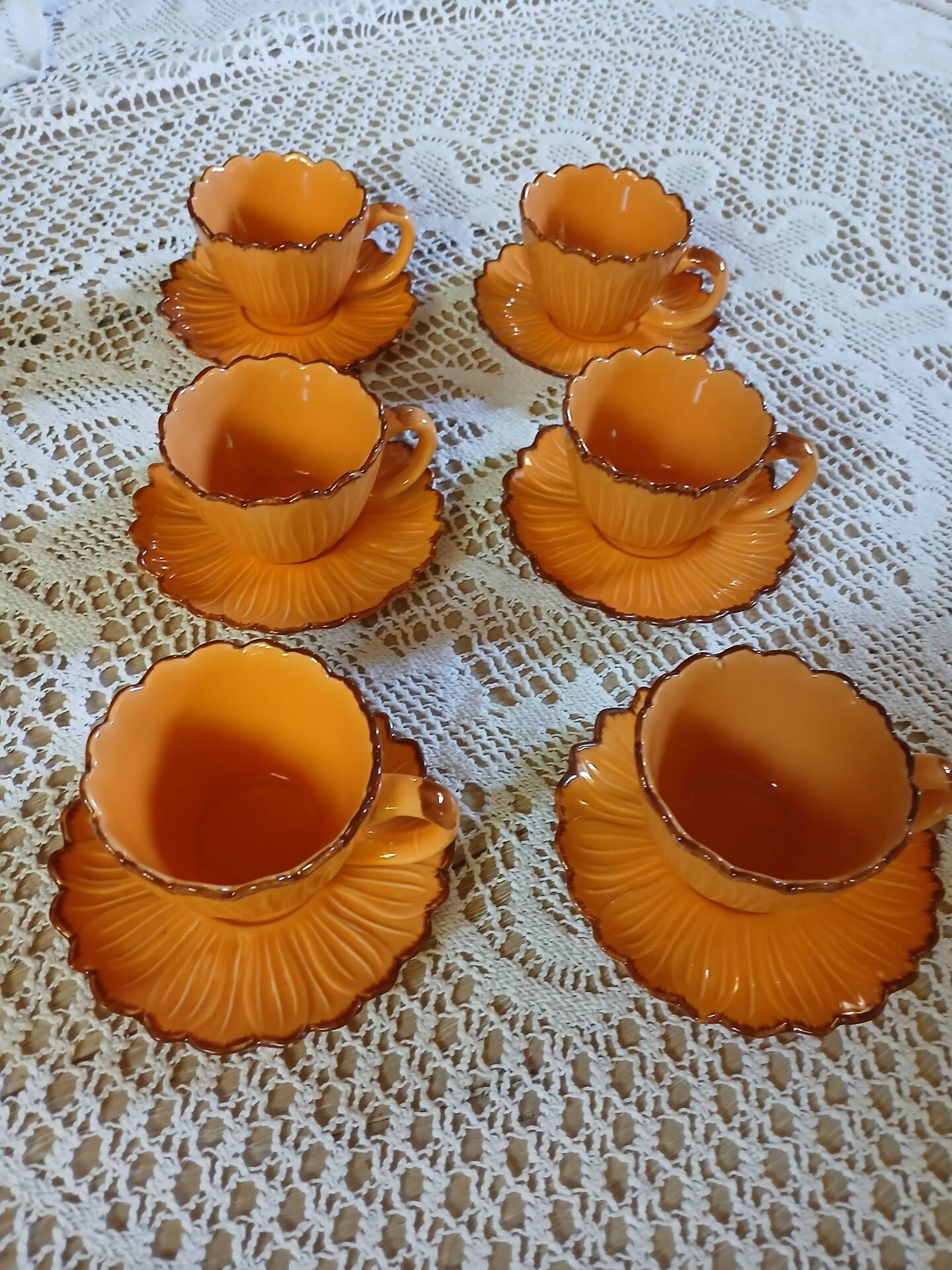 6 tasses à café et soucoupes style barbotine
