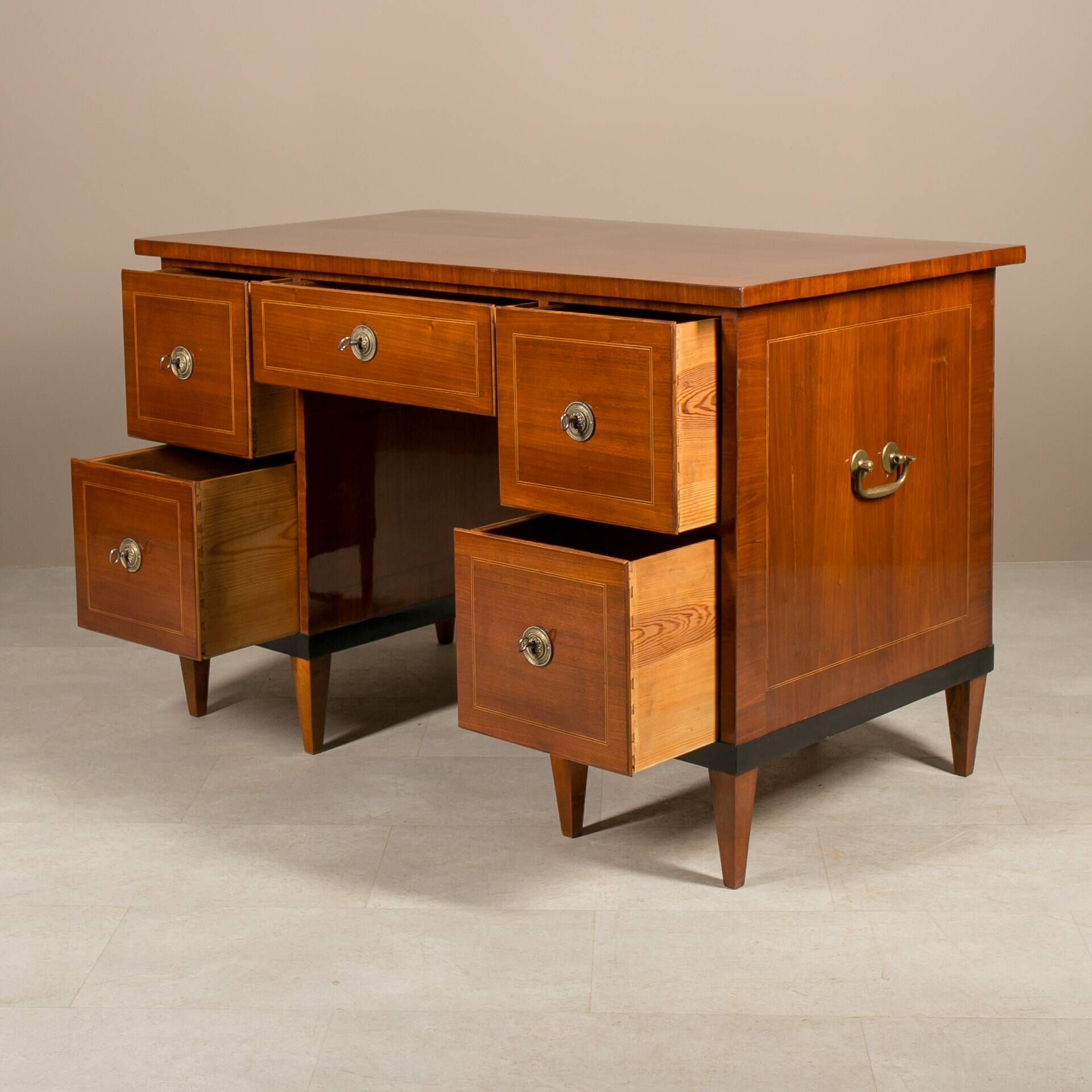 Bureau Biedermeier en placage de noyer, Allemagne, vers 1830